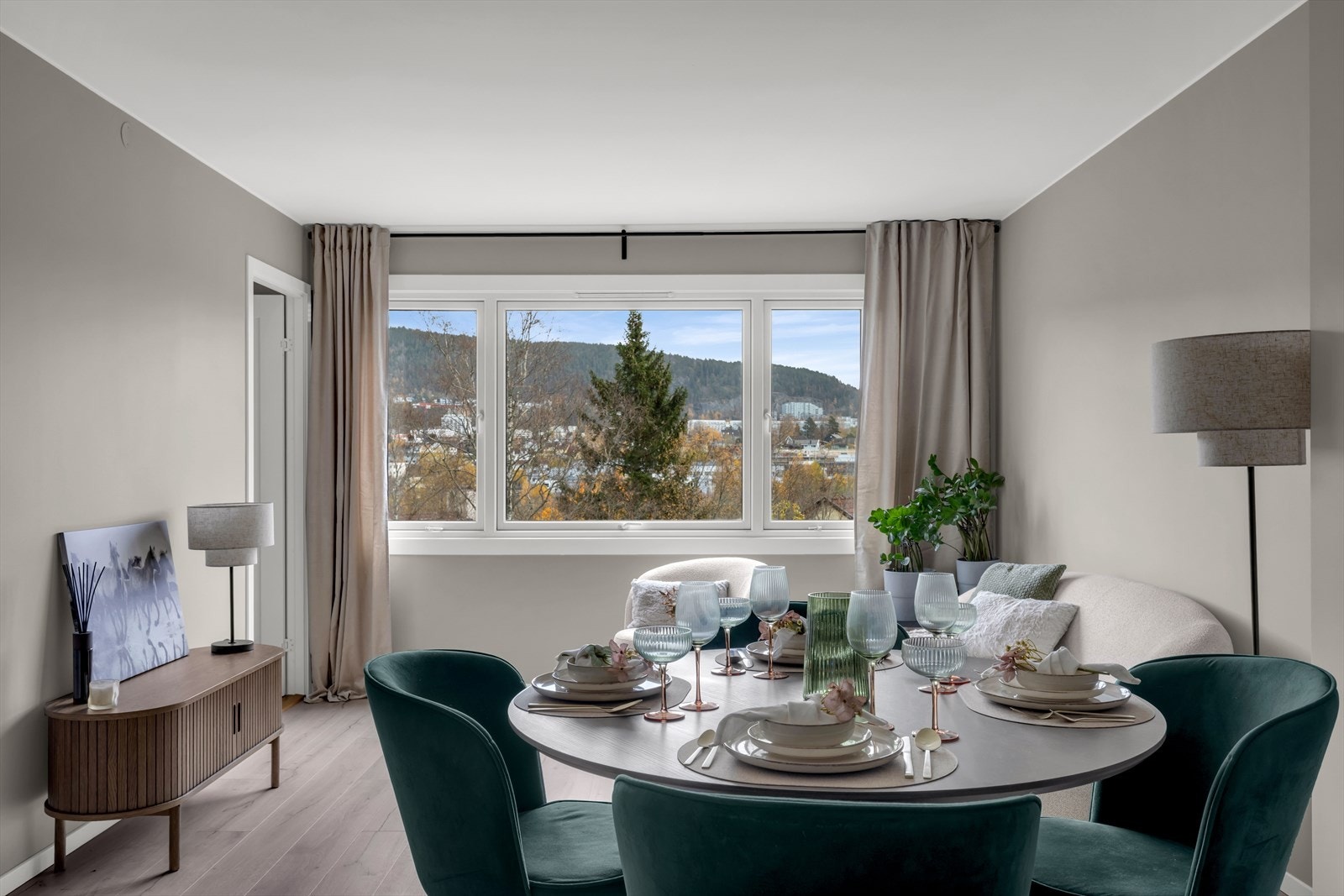 I stuen er det god plass til spisebord og sofagruppe, og de lyse gulvene forsterker den moderne og varme helhetsfølelsen. Galleribilde