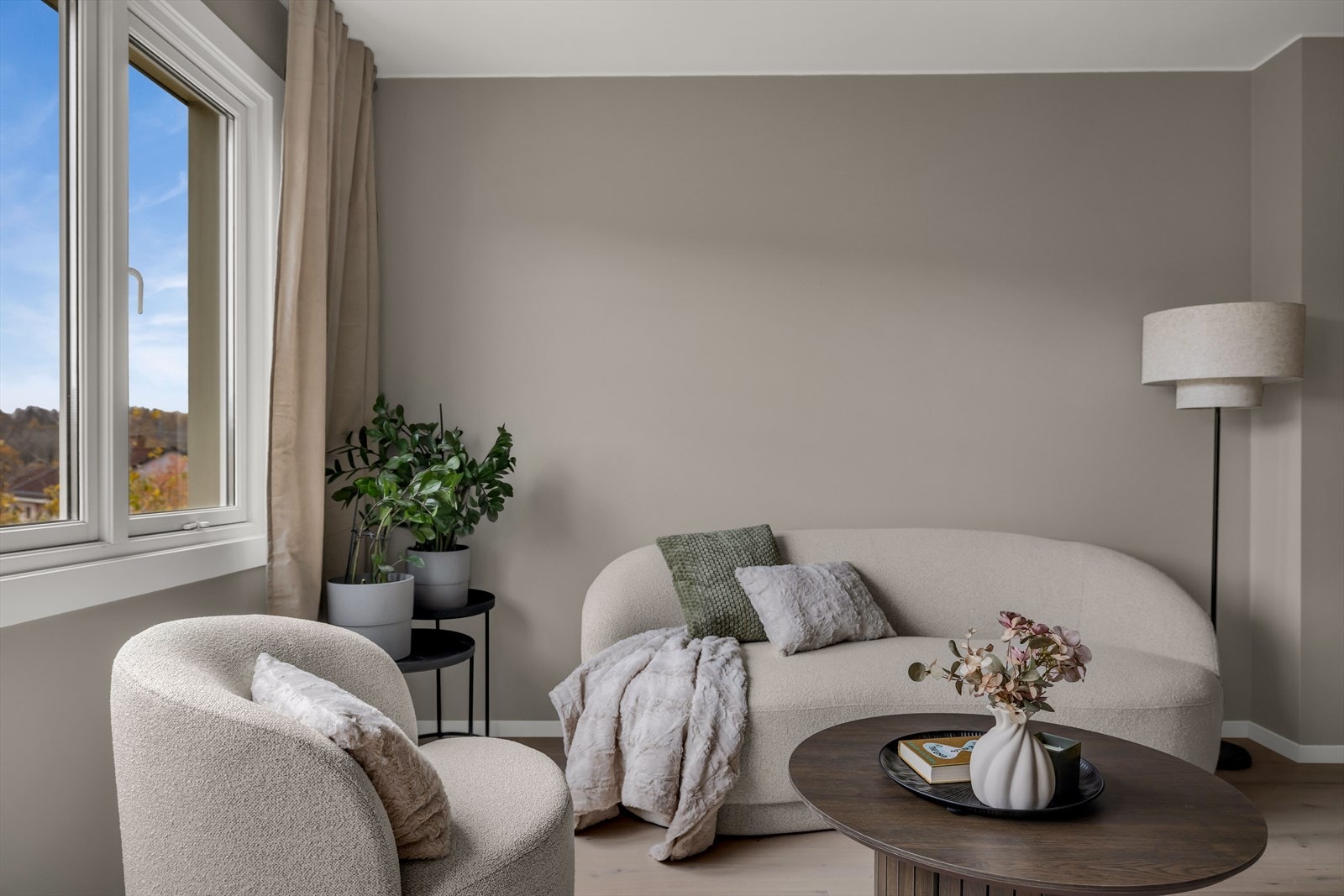 I 2025 ble det lagt ny, lys parkett, og både vegger og tak fremstår nymalte i lyse, delikate fargetoner. Galleribilde