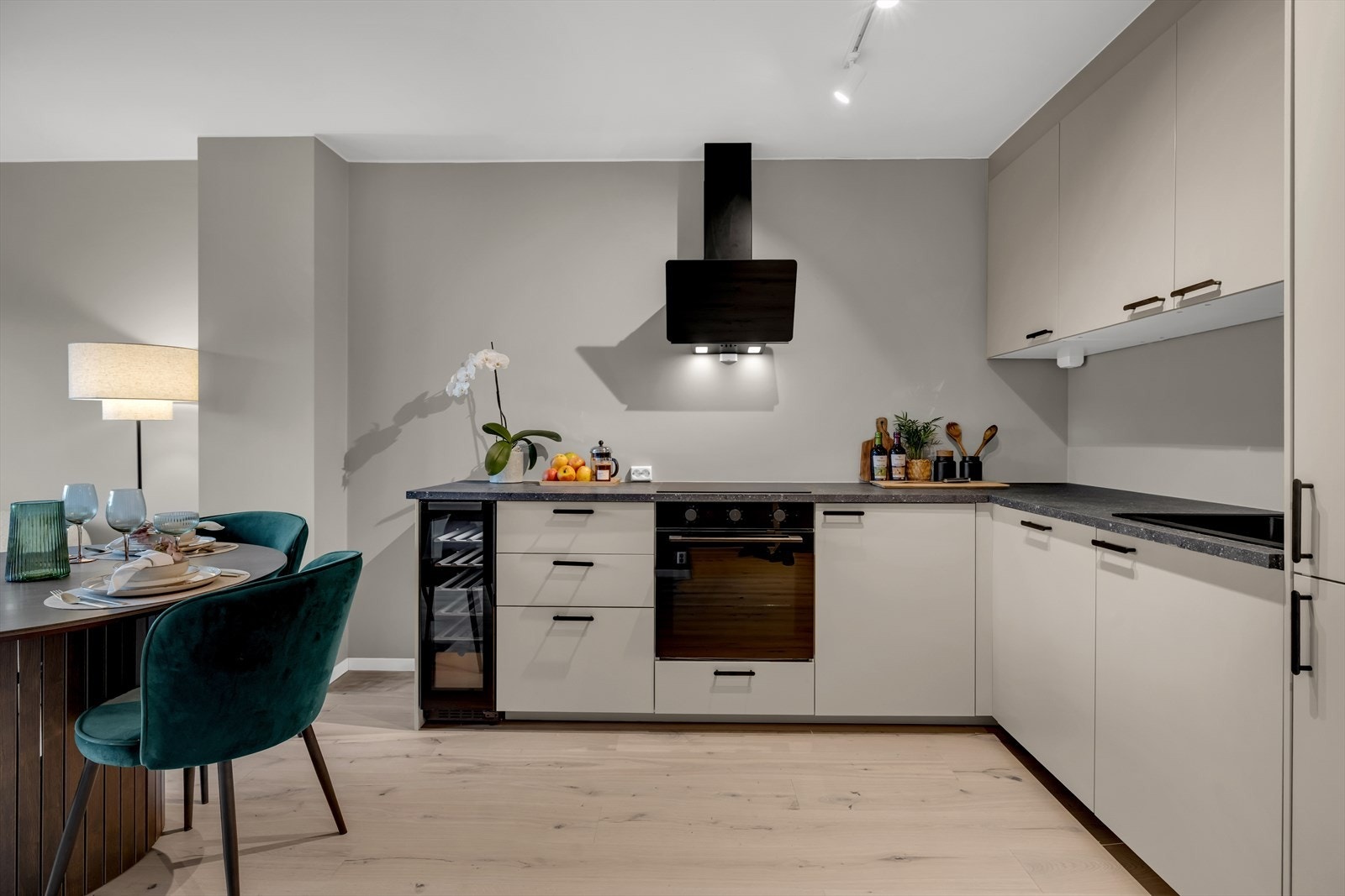 Kjøkkenet fra 2025 har et stilrent design med lyse fronter og kontrasterende mørke detaljer. Galleribilde