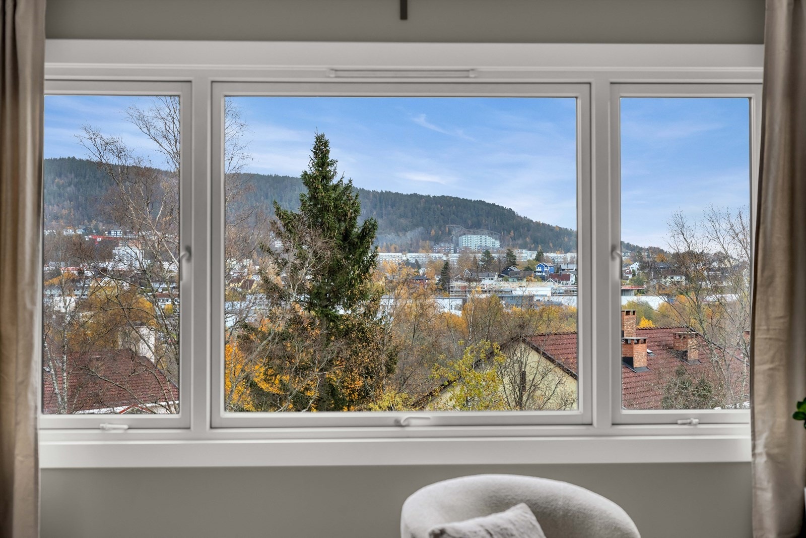 Stuen er lys og luftig, med store vindusflater som slipper inn rikelig med naturlig lys og en nydelig utsikt. Galleribilde