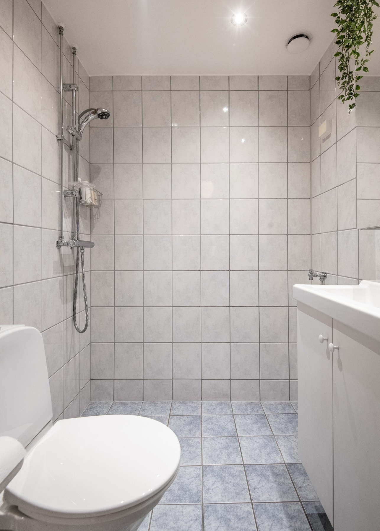 Det er opplegg for vaskemaskin på badet, samt at det er flere fellesvaskeri i borettslaget. Galleribilde