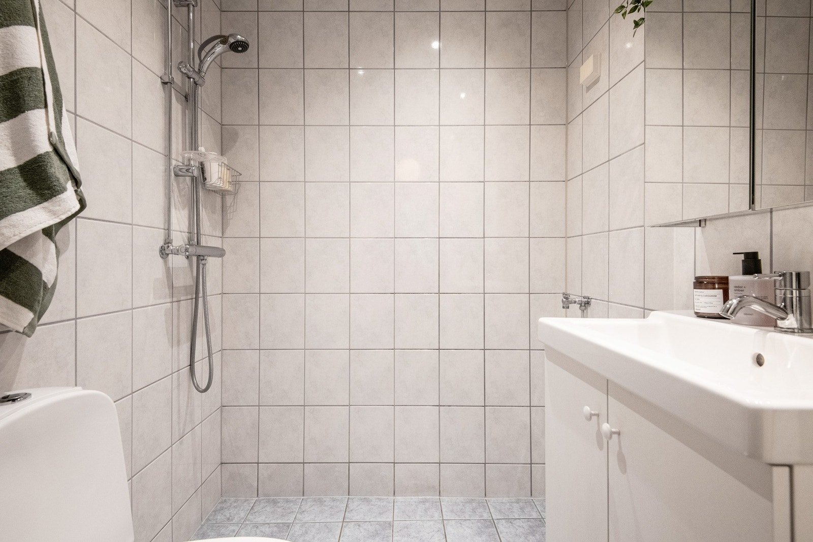 Flislagt baderom med varmekabler i gulvene. Galleribilde