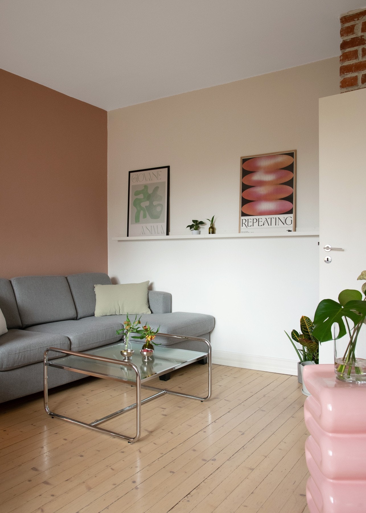 I 2020 ble deler av stuen malt, noe som gir en lun og varm atmosfære. Galleribilde