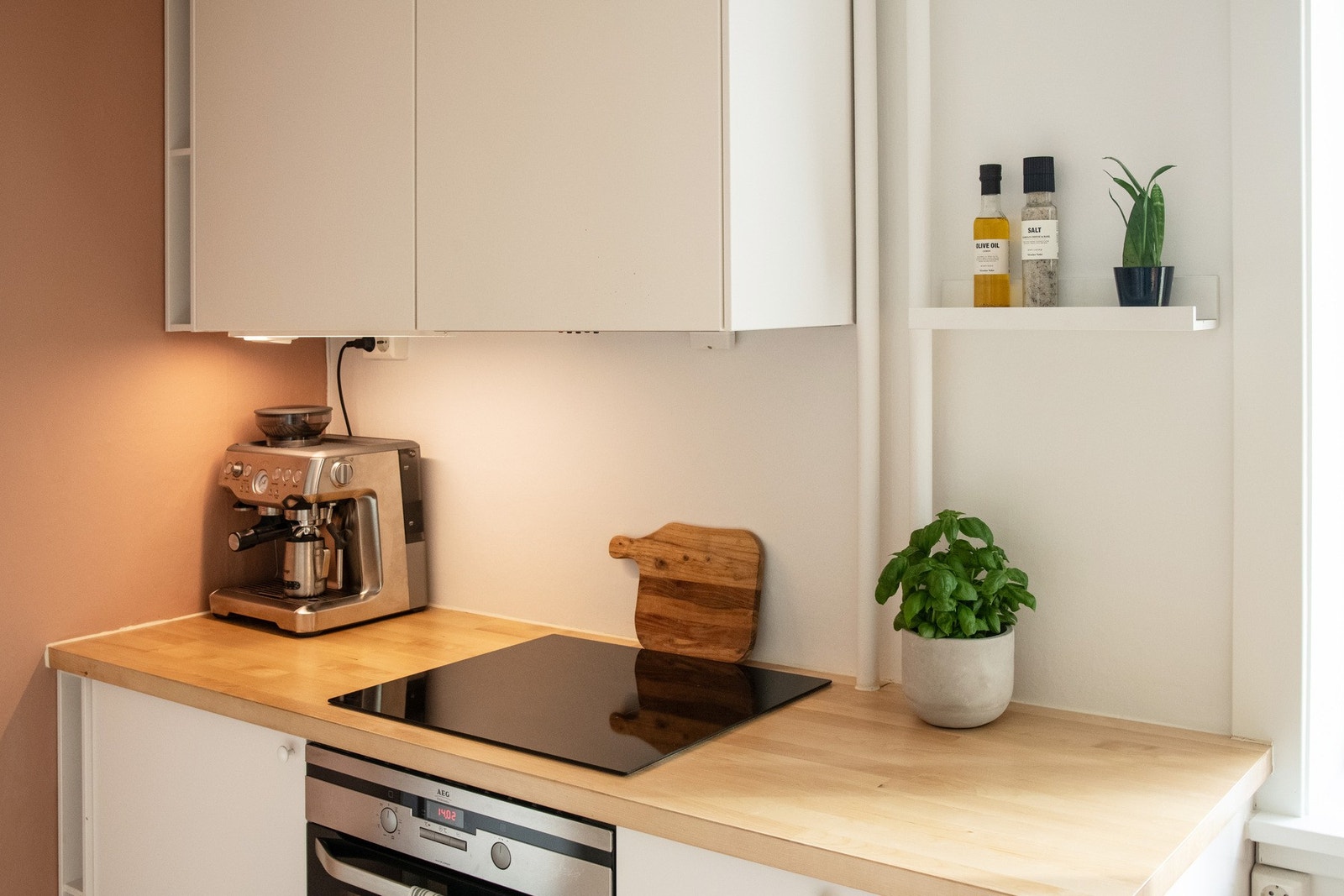 Platetoppen ble montert ny i 2024, mens benkeplaten, oppvaskkummen og blandebatteriet ble oppgradert i 2022. Galleribilde