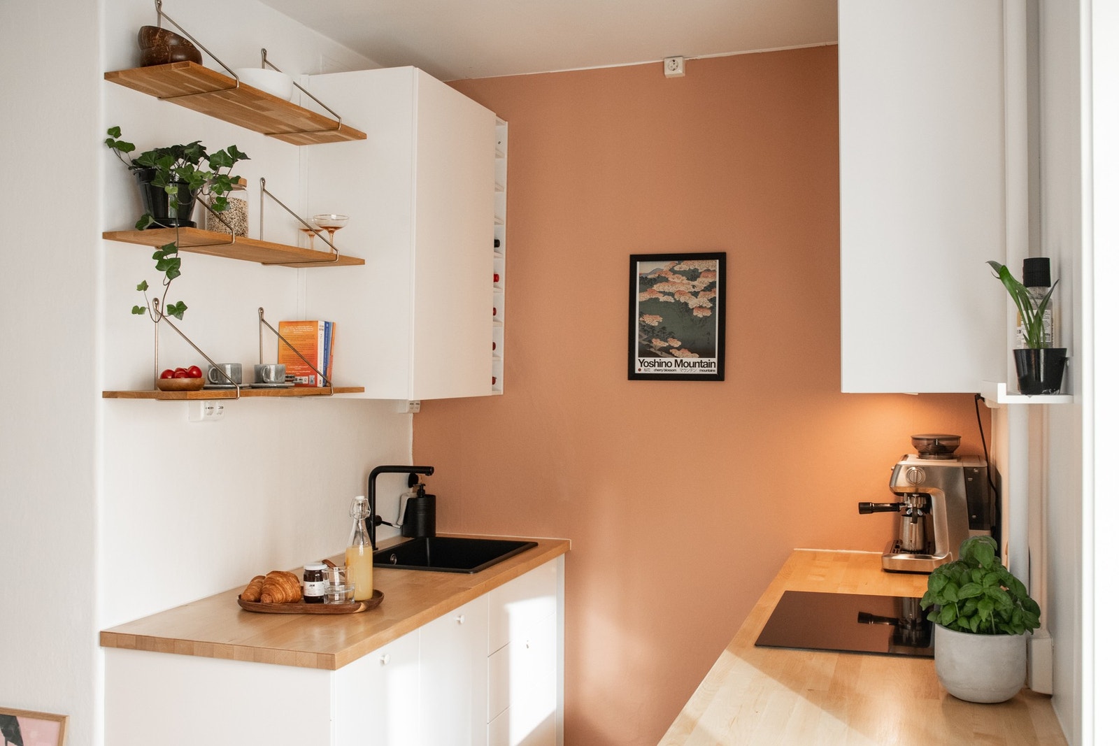 Kjøkkenet ble flyttet til stuen i 2016 og er i dag et moderne og funksjonelt kjøkken. Galleribilde