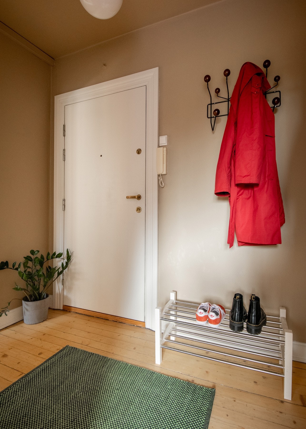 Boligen ligger i byggets andre etasje og vell innenfor døren møtes man av en entré som gir et fint førsteinntrykk. Galleribilde