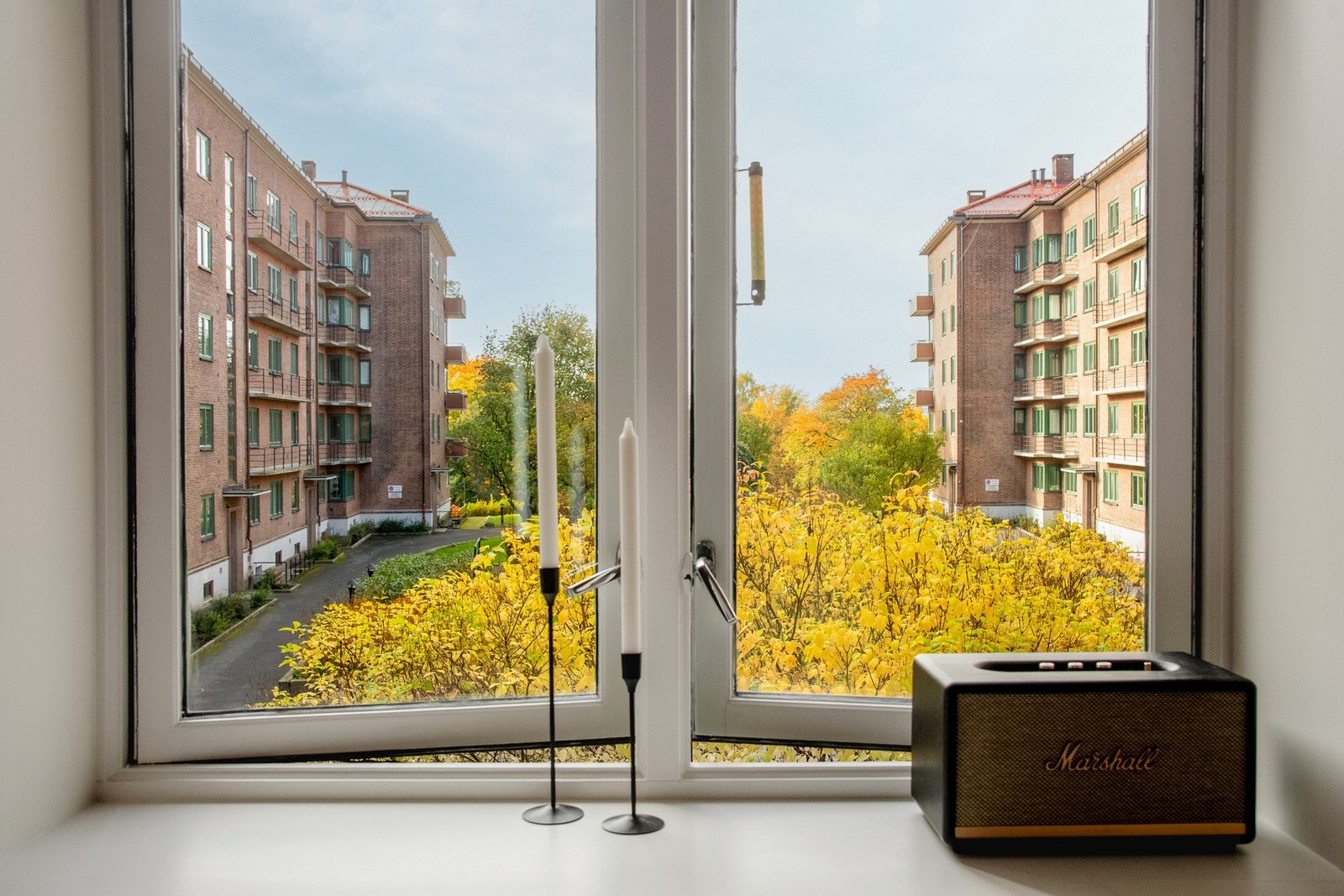 Samtlige rom vender inn mot den grønne bakgården, noe som gir en skjermet og fredelig beliggenhet. Galleribilde