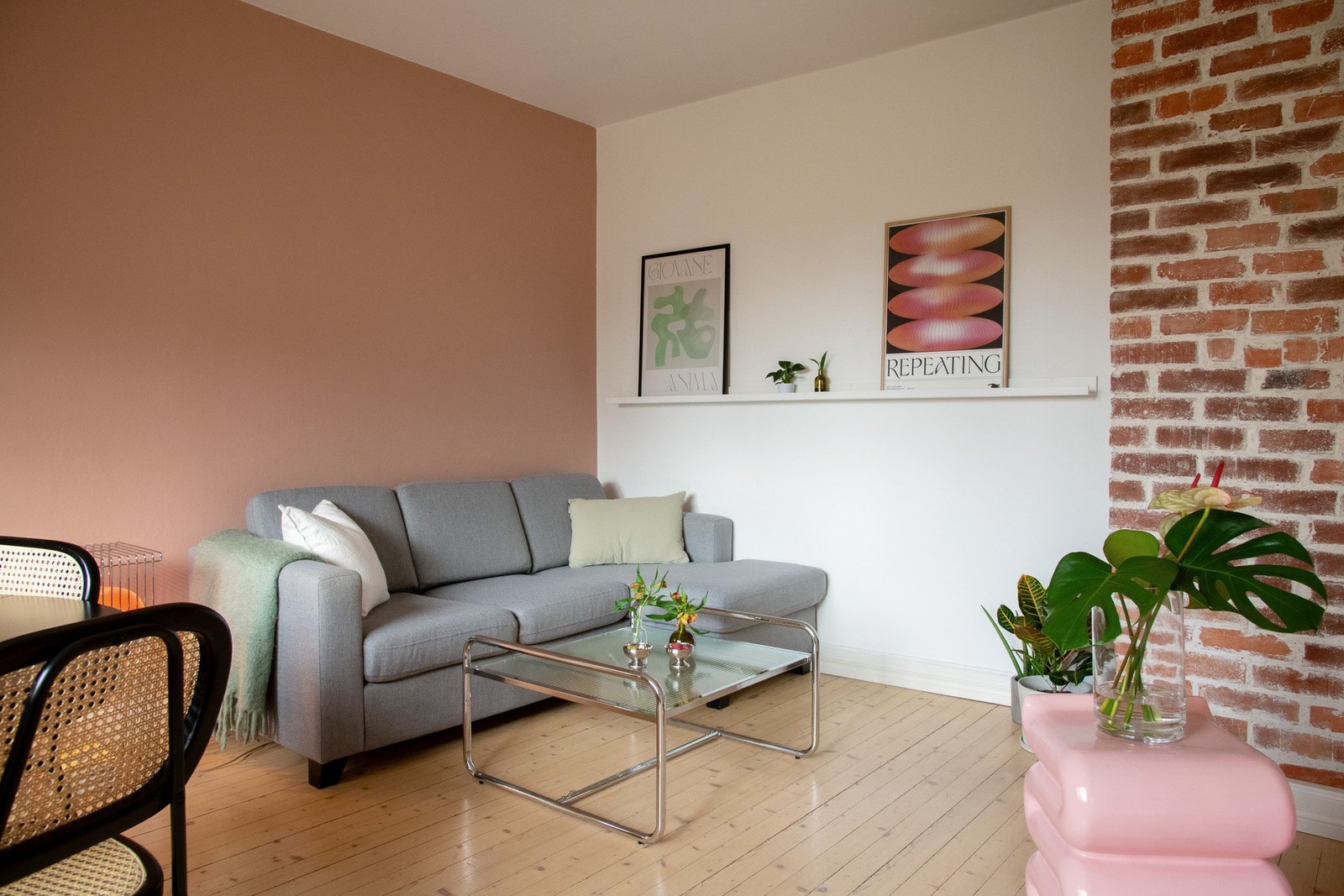 Det originale tregulvet og teglsteinen setter en sjarmerende signatur, og sammen med gode oppgraderinger gir det en fin balanse mellom klassisk og moderne. Galleribilde