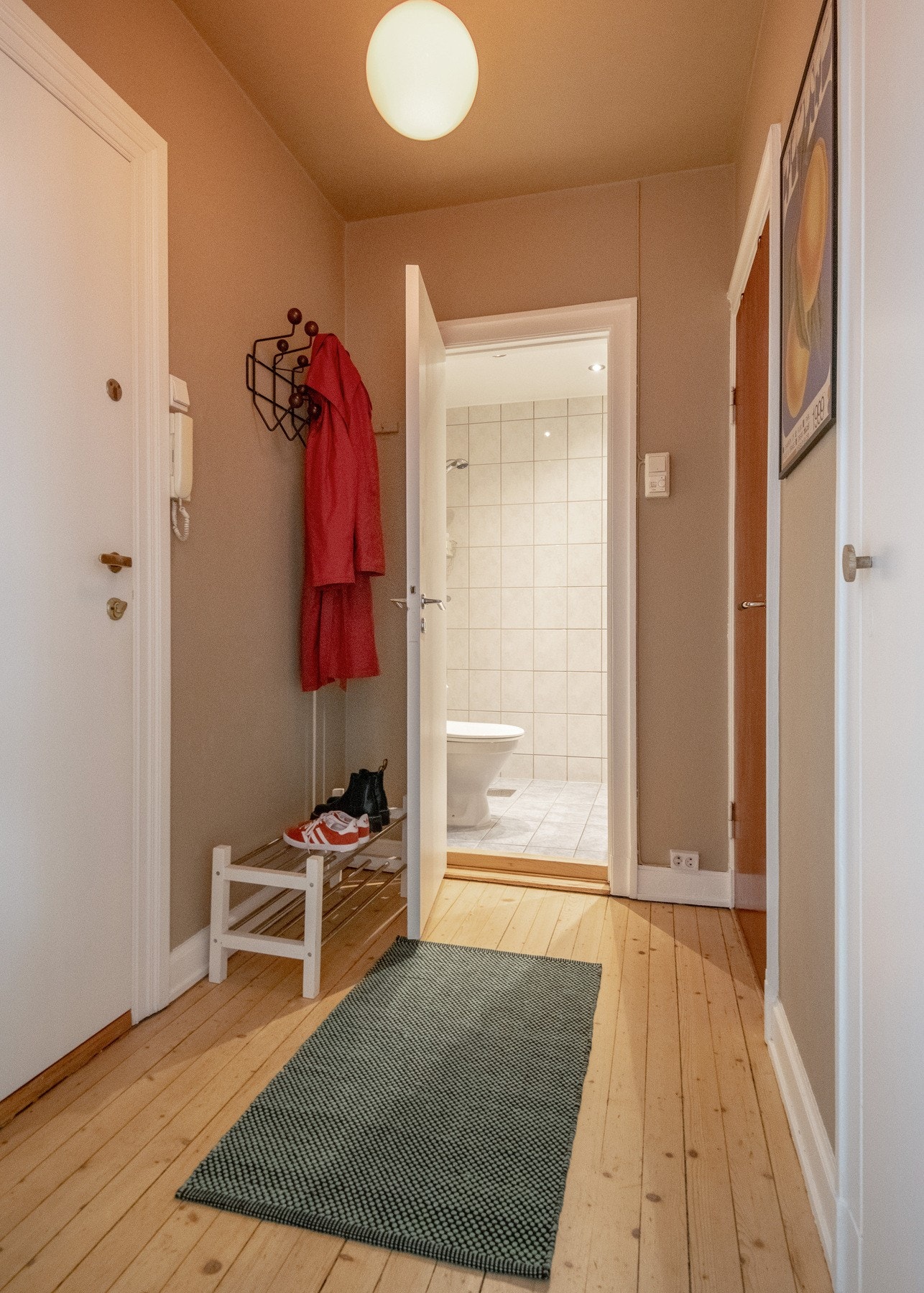 Entréen har praktiske løsninger med god plass til oppheng av yttertøy samt plassering av sko. I dag er det ett plassbygd skap i entréen. Galleribilde