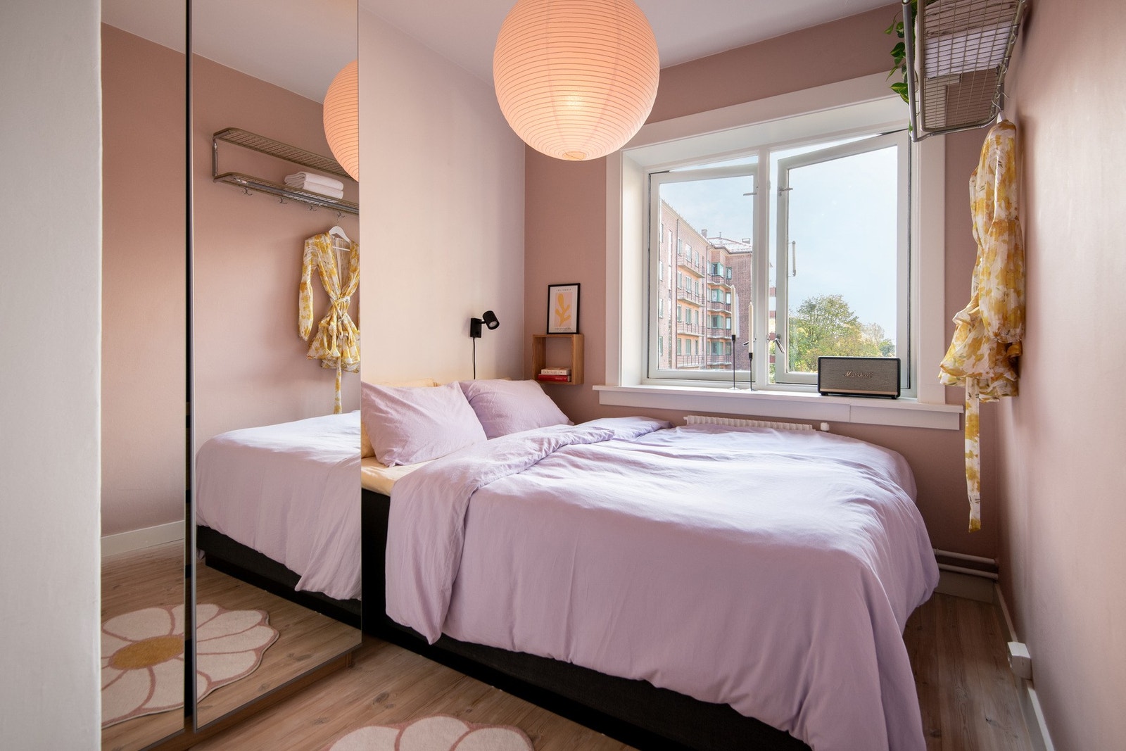 Soverommet fremstår som lyst og behagelig, med god plass til dobbeltseng og garderobeløsning. Galleribilde