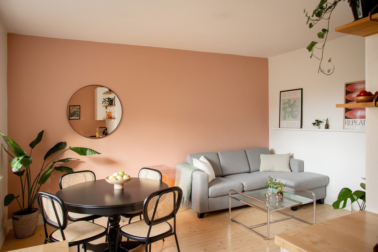 Her er det gode møbleringsmuligheter, med plass til både sofa- og spisegruppe. Galleribilde