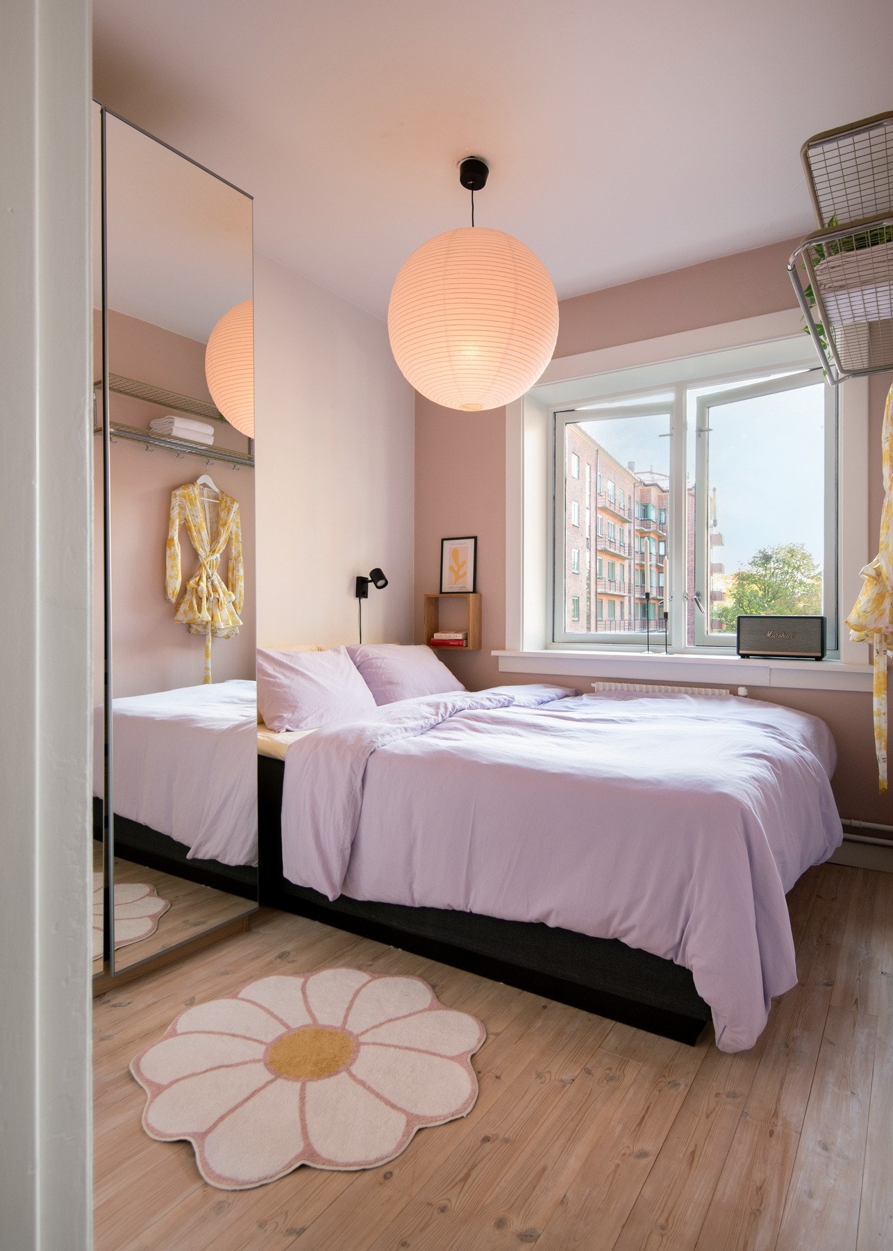 Her har man et lunt og stille soverom som vender mot rolige omgivelser, ideelt for å skape en god ramme rundt nattsøvnen. Galleribilde