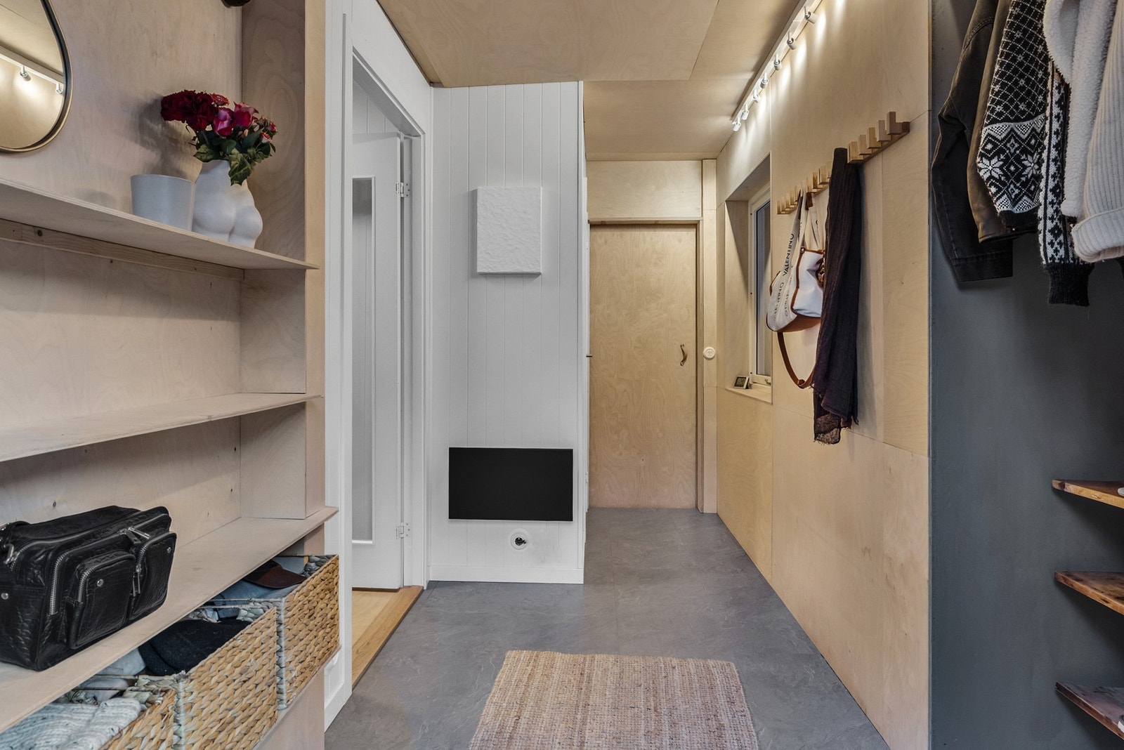 Hovedplanet inneholder: Vindfang, hall, bad, vaskerom, wc, stue, spisestue, kjøkken og kontor Galleribilde