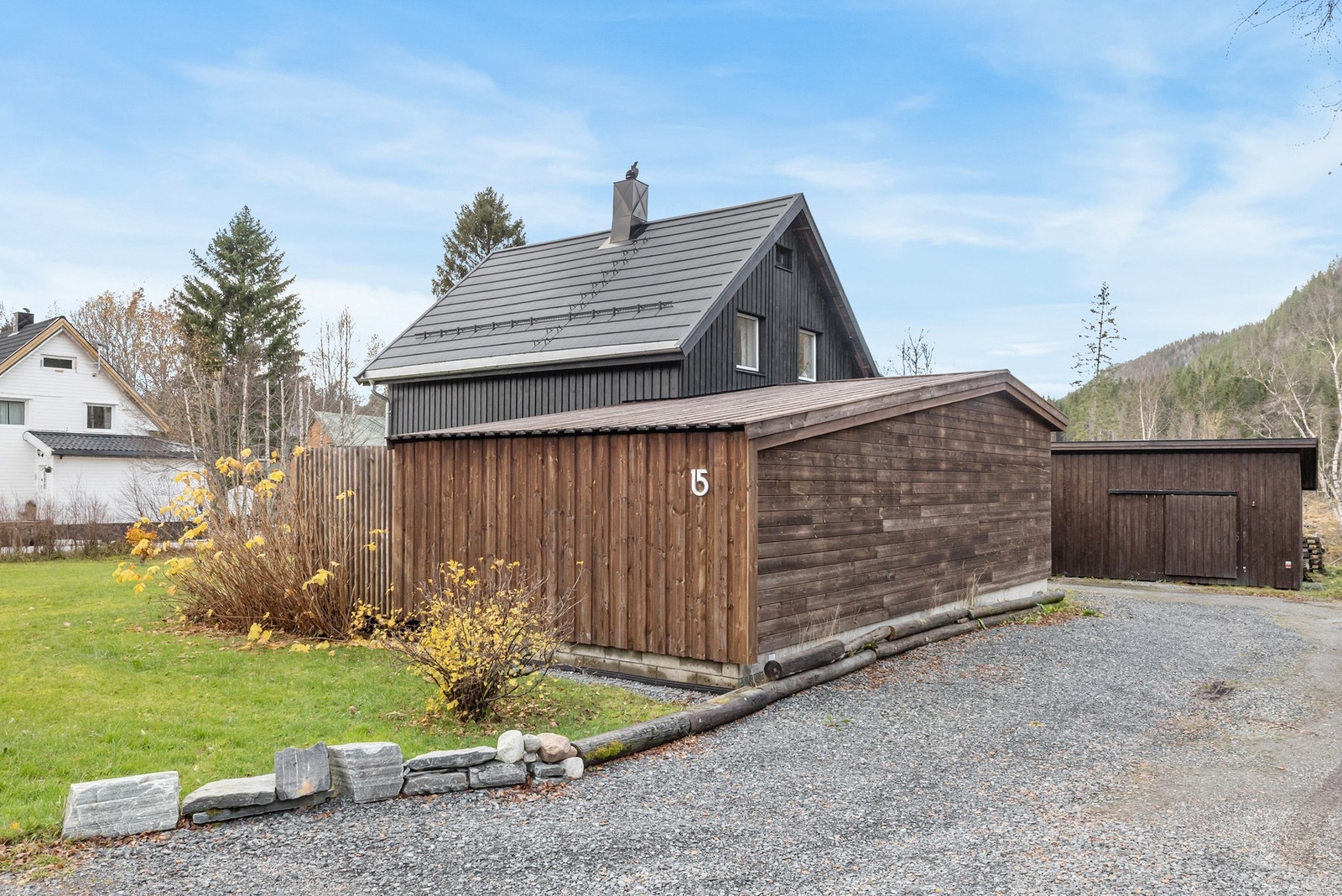 Tomten er på 1,7 mål og gir rikelig med plass til parkering, lek og grønne omgivelser Galleribilde