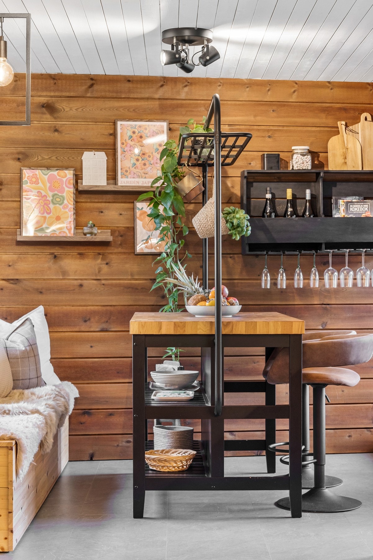 Innbydende spiseseksjon i tilknytting til kjøkken med naturlig lysinnslipp Galleribilde