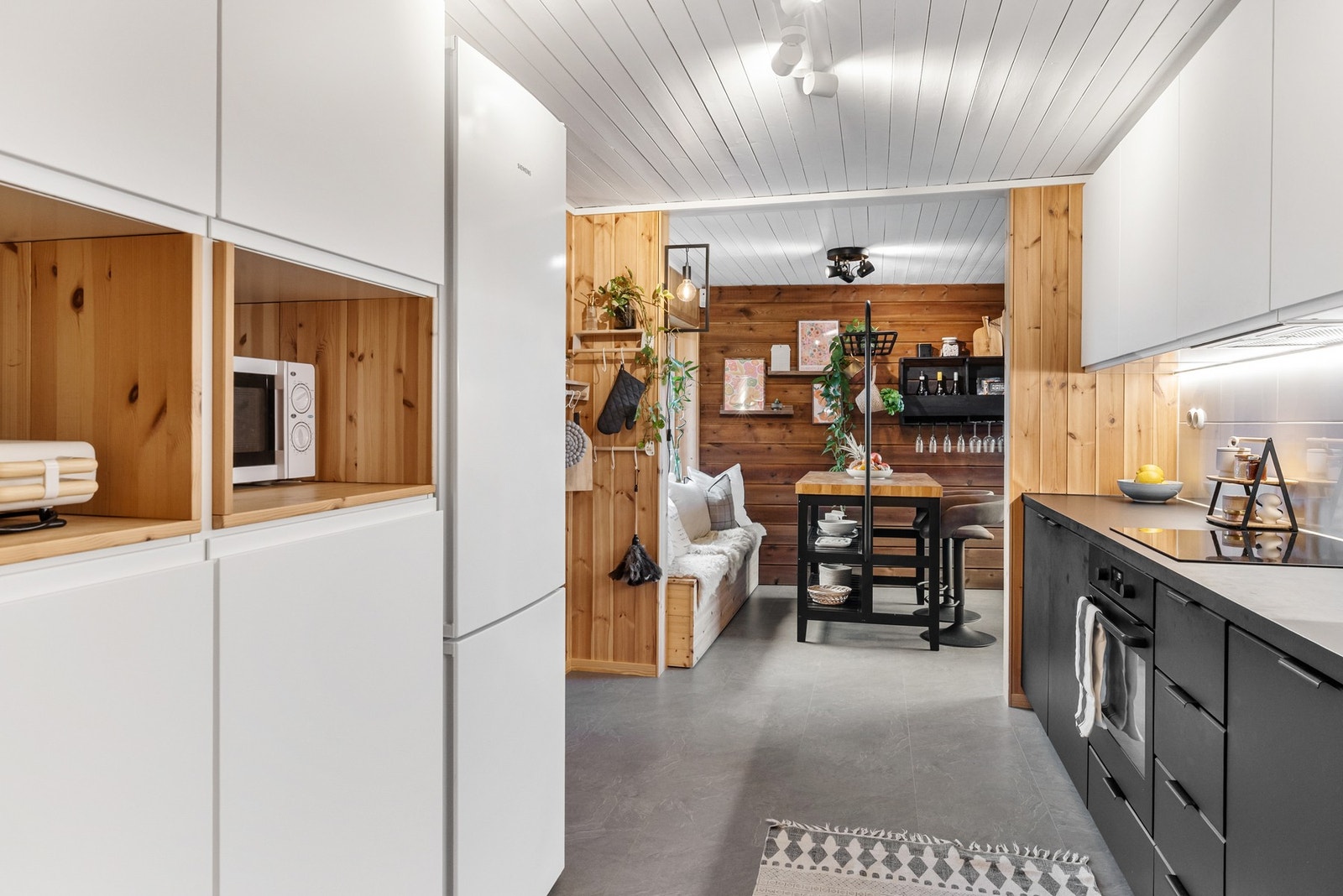 Moderne og stilrent kjøkken oppgradert i 2021 - med gode arbeidsflater og naturlig lysinnslipp Galleribilde