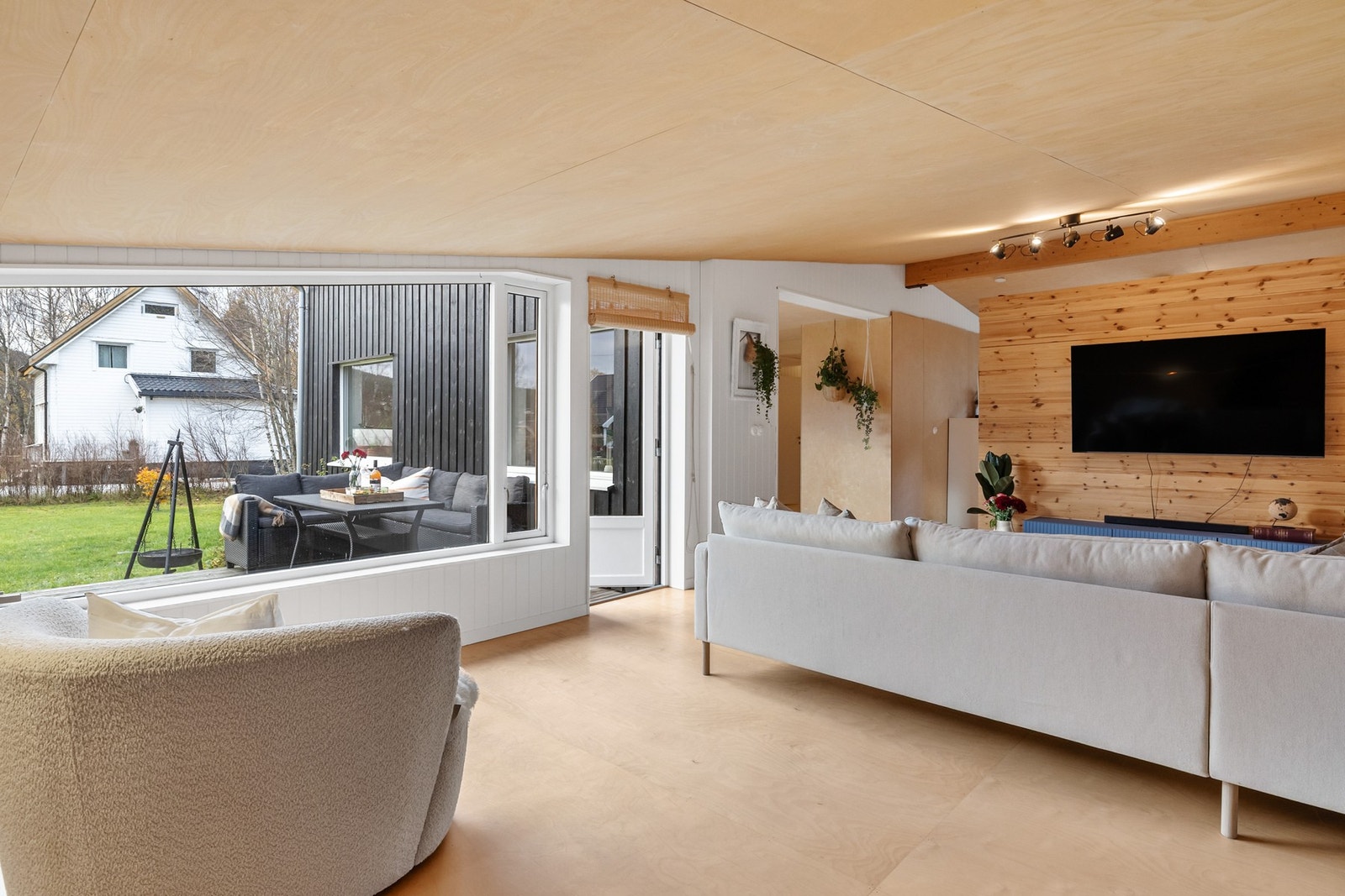 Boligen er tilbygd i flere omganger, sist i 2015, og byr på en unik planløsning Galleribilde