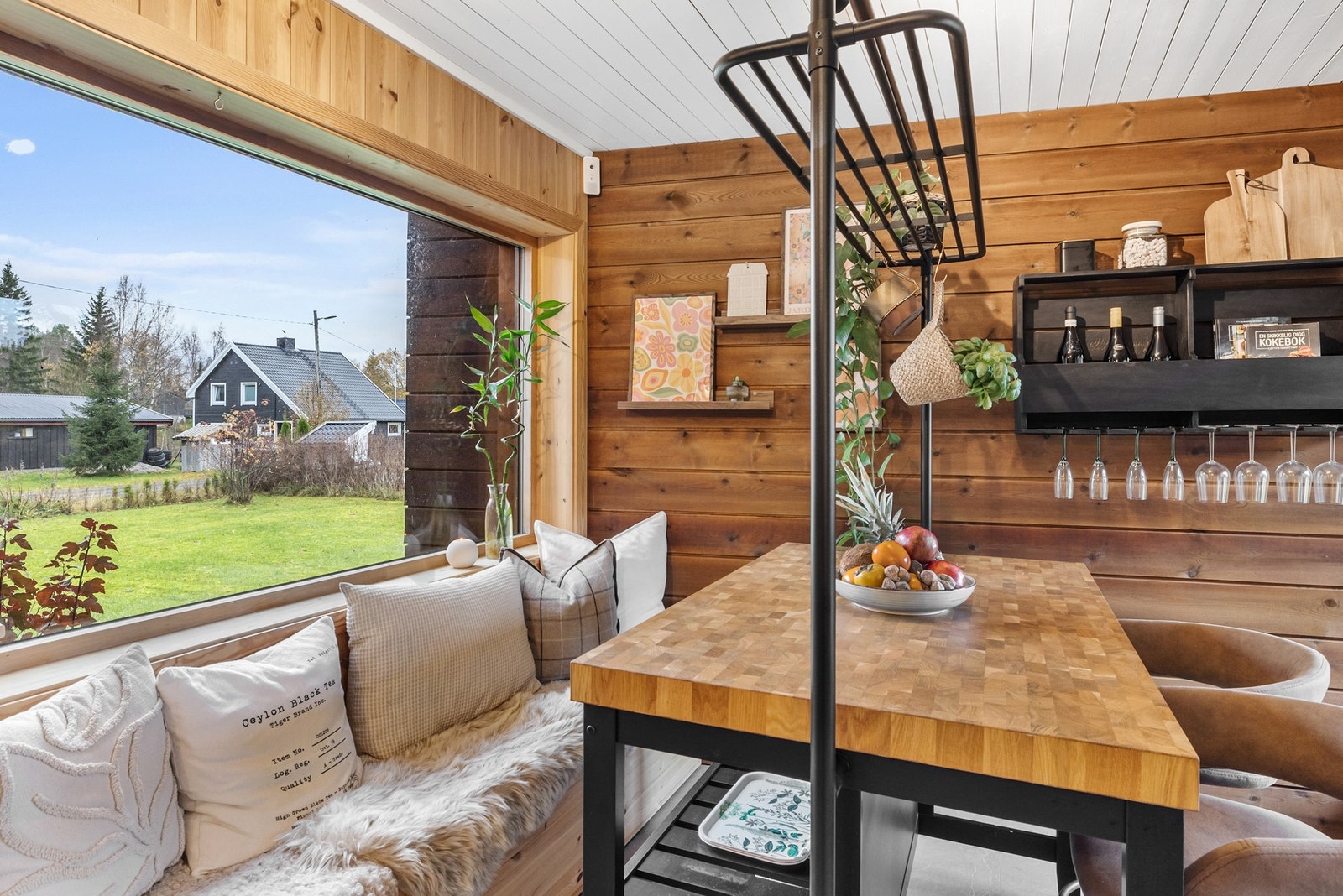 Lunt spiseområde med trepanel og store vinduer som gir flott utsikt til nærområdet Galleribilde