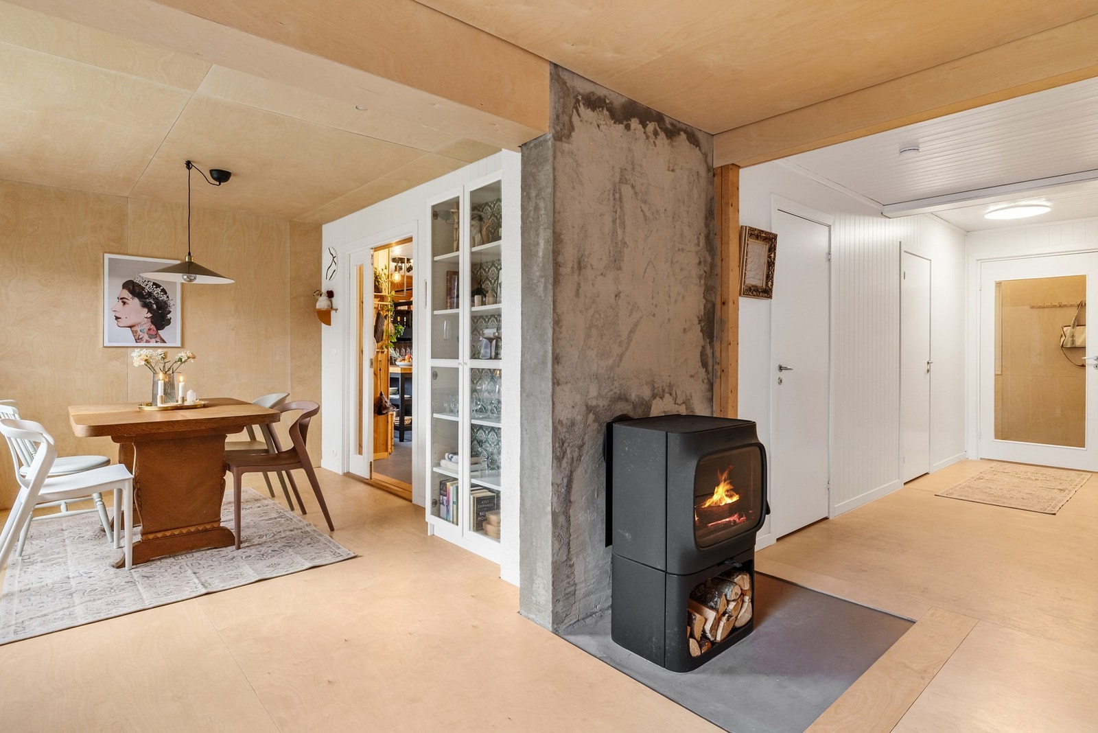 Boligens oppvarmingskilder er vedfyring, varmepumpe og elektrisitet Galleribilde