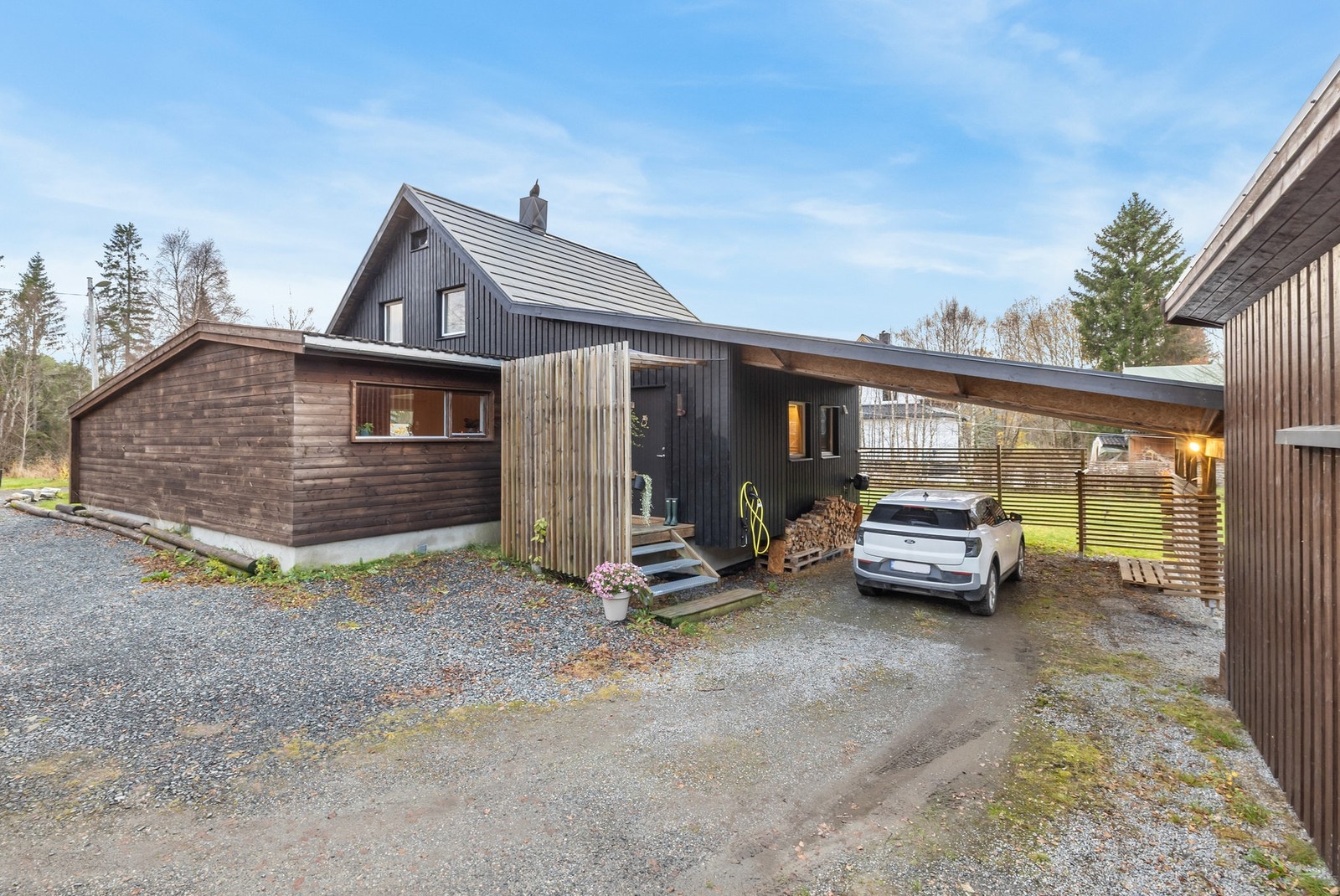 Parkering i carport fra 2016 hvor det er installert El-billader i 2025 Galleribilde