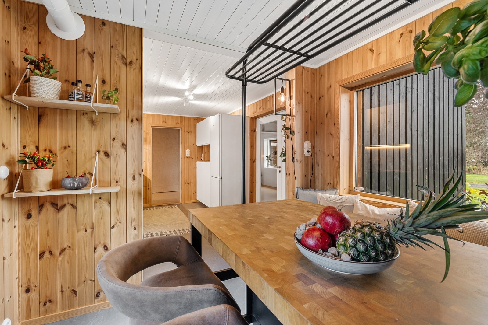 Eiendommen ligger i et familievennlig boområde på Bangsund med kort veg til butikk, skole og barnehage Galleribilde