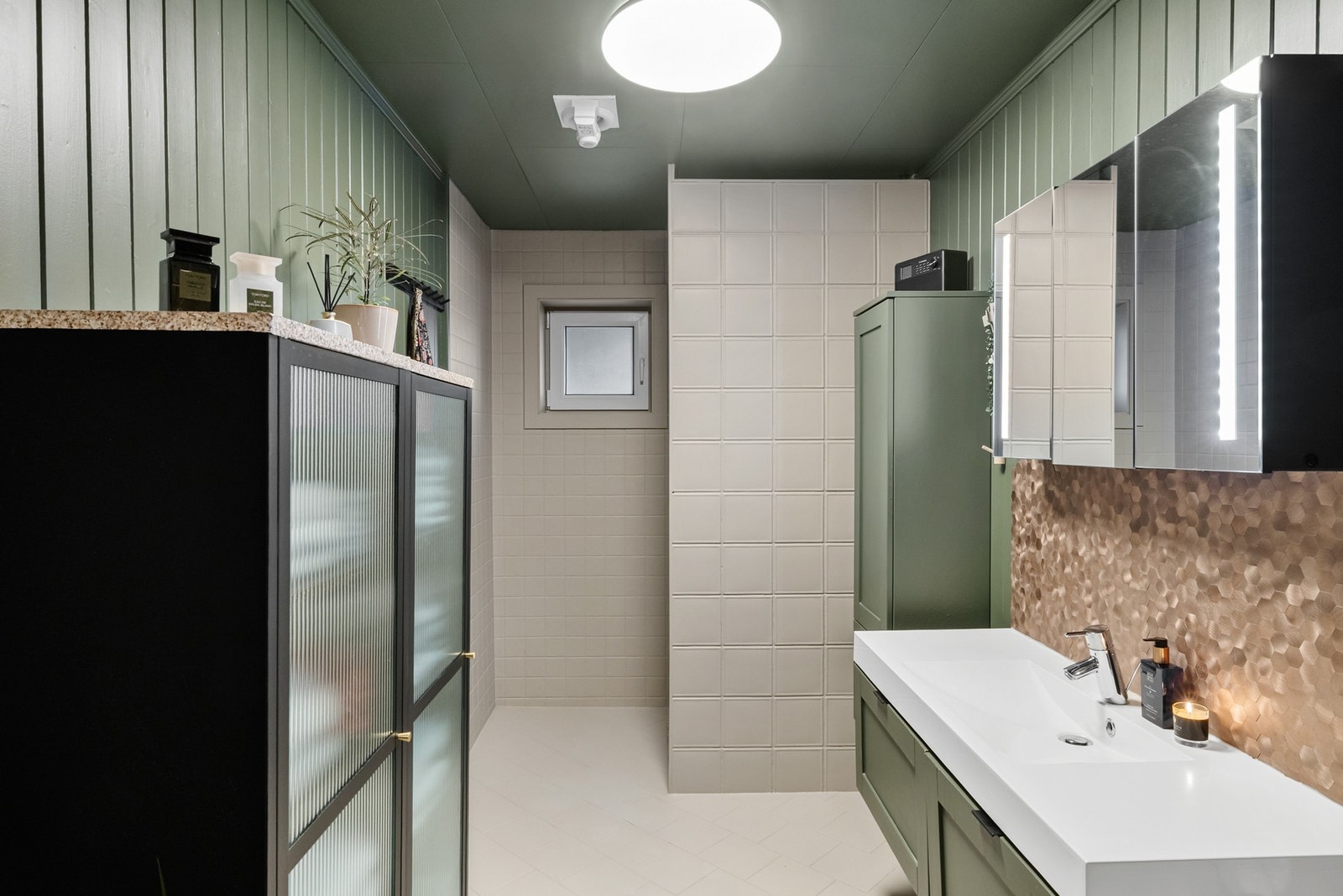 Pent baderom med flislagt gulv og elektriske varmekabler Galleribilde