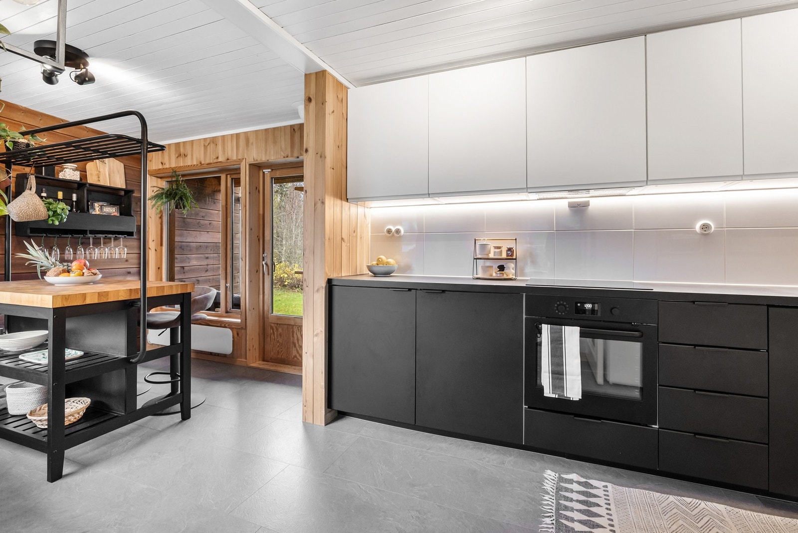 Kjøkkenet har integrert oppvaskmaskin og stekeovn Galleribilde