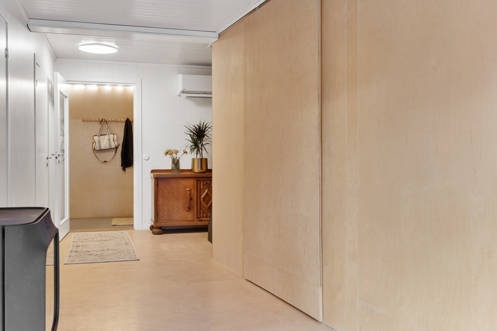 Romslig hall med god lagringsplass i skyvedørsgarderobe Galleribilde