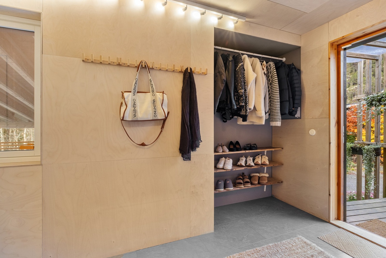 Innbydende entré med god plass til oppheng av yttertøy og sko! Galleribilde