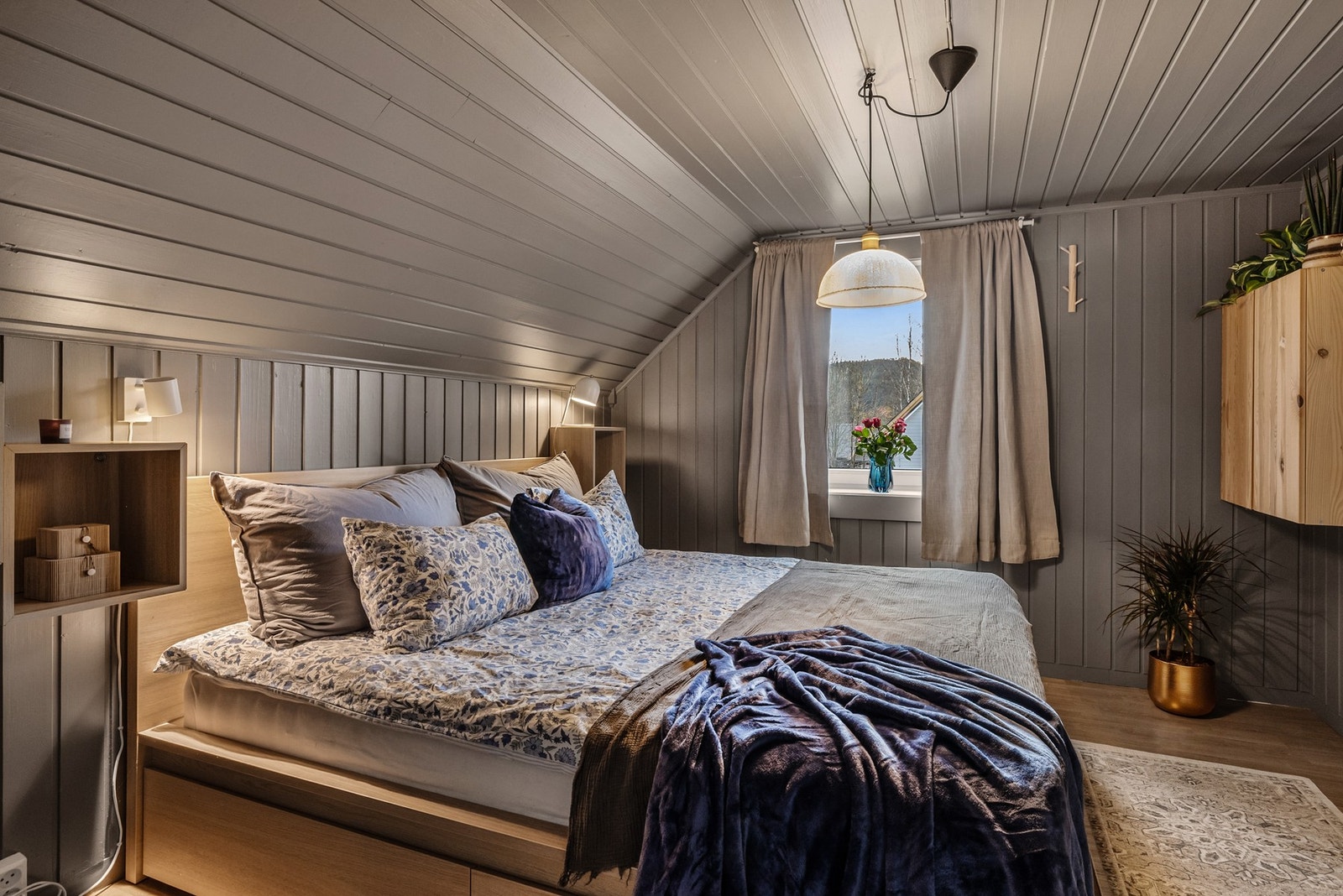 Romslig hovedsoverom med god plass til tilhørende møblement Galleribilde