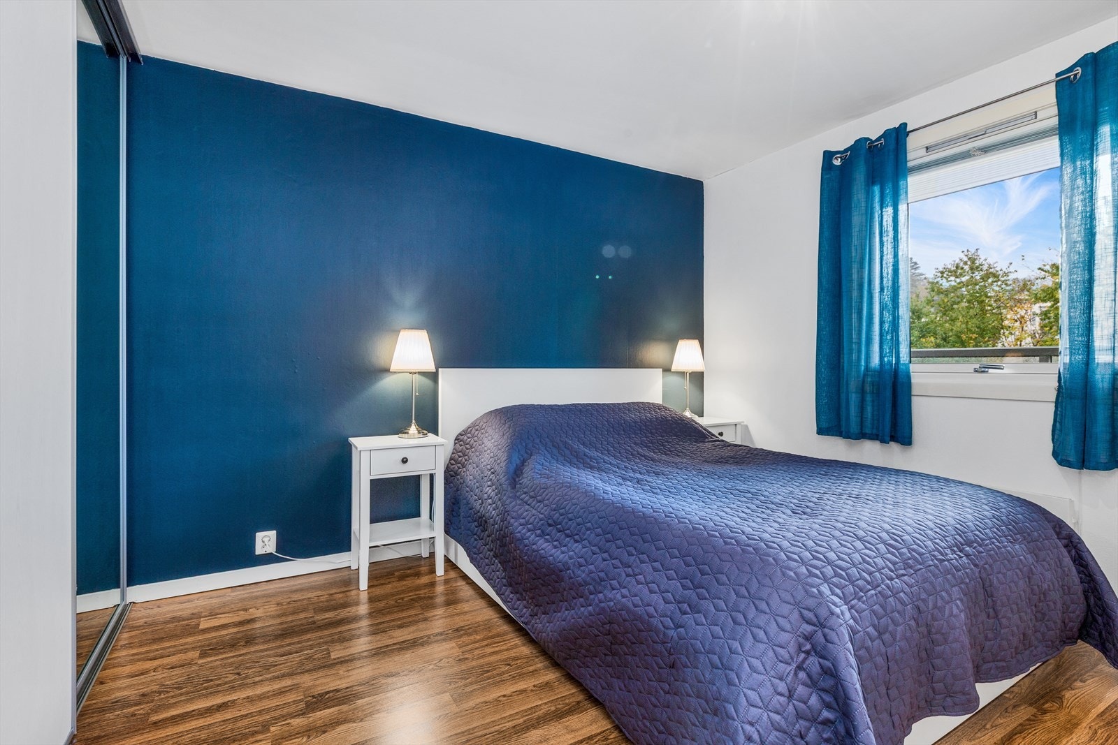 Soverom med garderobeskap Galleribilde