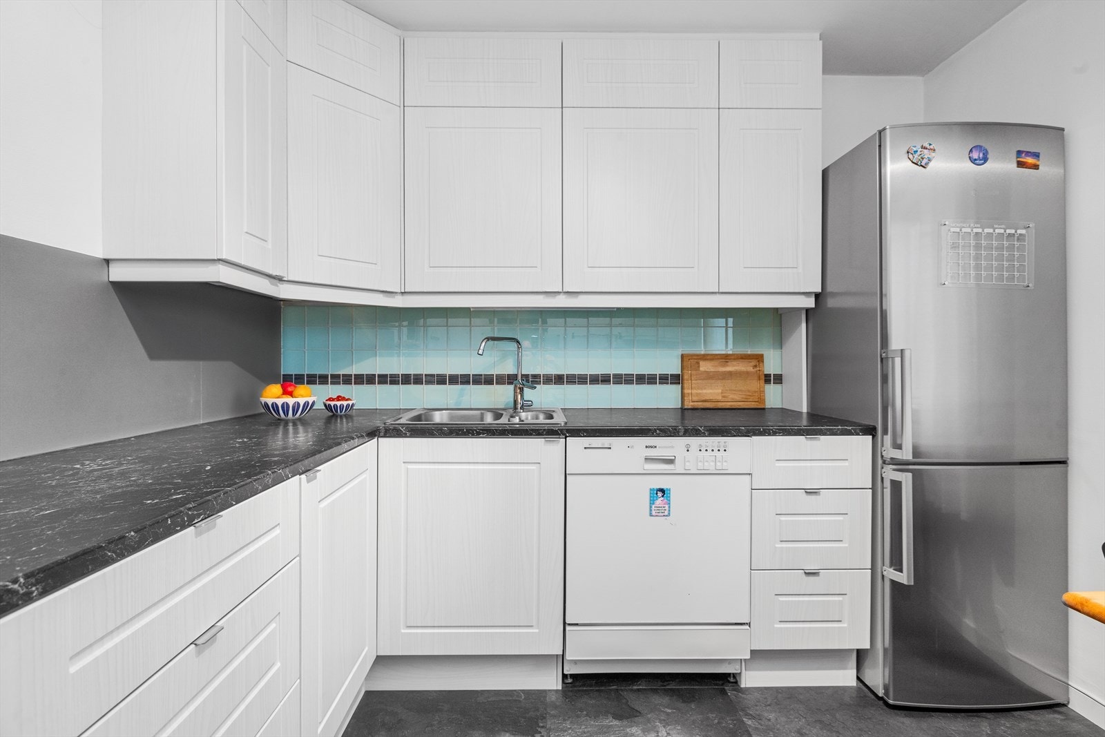 Kjøkken med god skapplass Galleribilde