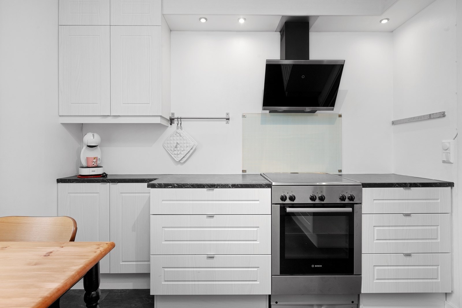 Kjøkken med hvit innredning Galleribilde