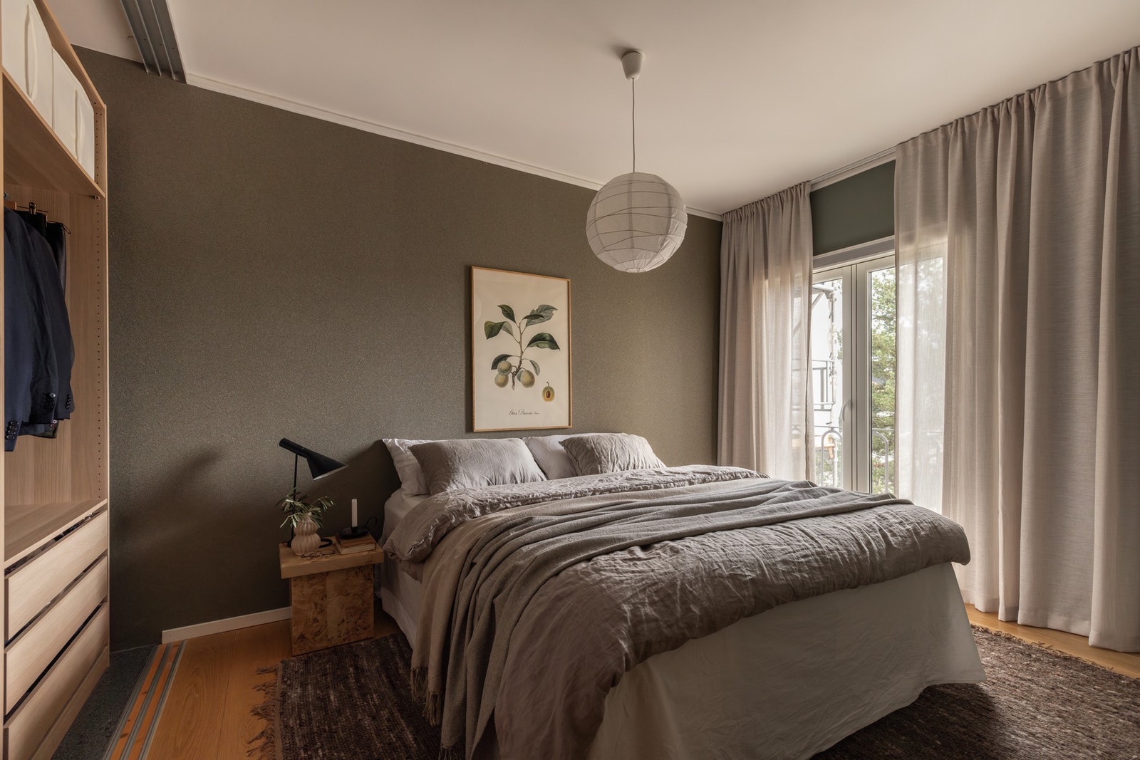 Romslig hovedsoverom på ca. 14 m² med fransk balkong mot soloppgangen. Stor garderobe med skyvedører fra gulv til tak og innebygget solskjerming fra Fasadeprodukter. Galleribilde