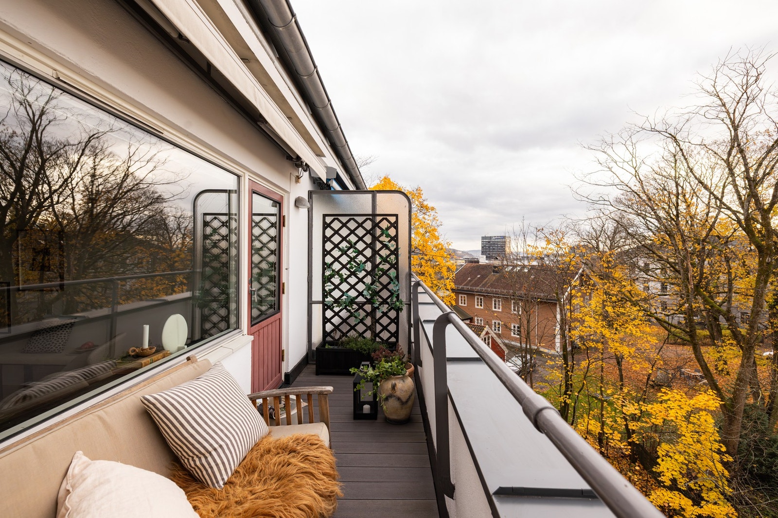 Takterrasse tilknyttet stuen i 6. etasje. Svært gode solforhold og flott utsikt. Galleribilde