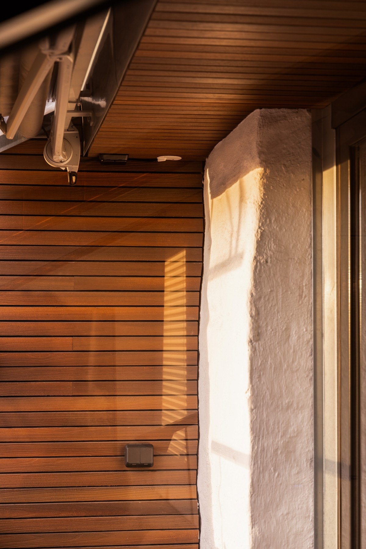 Fjernstyrt markise fra 2017 gir fleksibel skygge på varme dager. Den snekkerbygde løsningen i Kebony på tak, vegger og gulv gir et helhetlig, vedlikeholdsfritt og eksklusivt uttrykk. Galleribilde