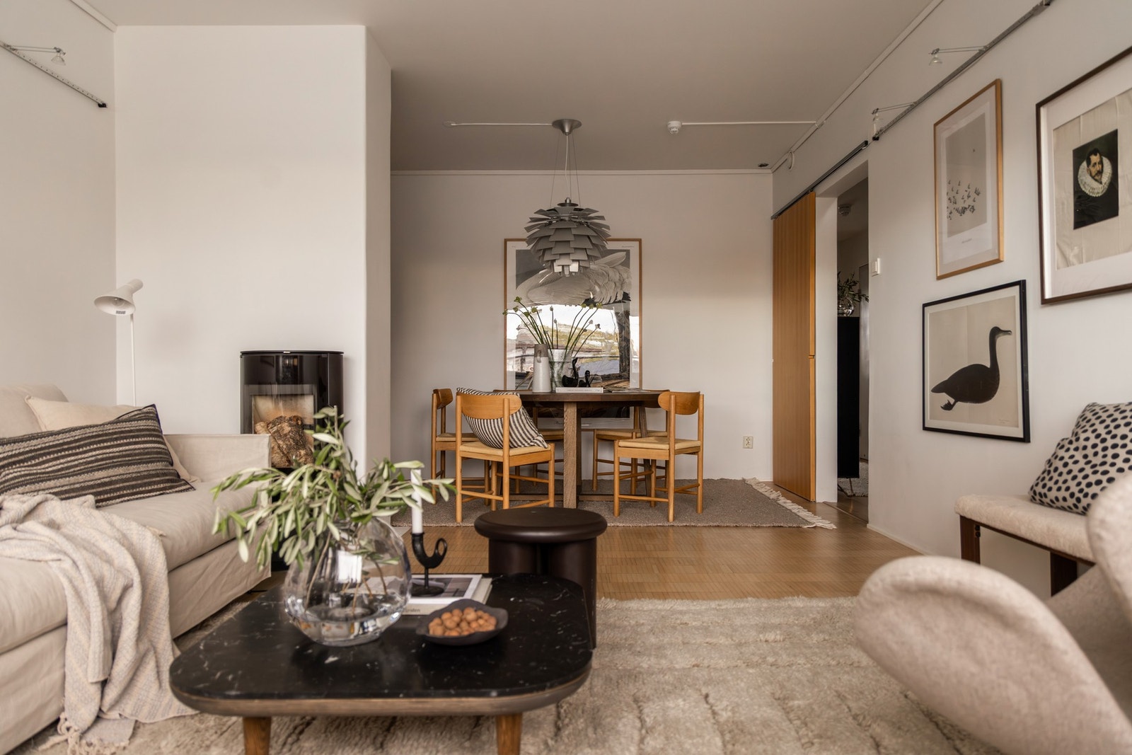 Romslig stue med peis. Galleribilde