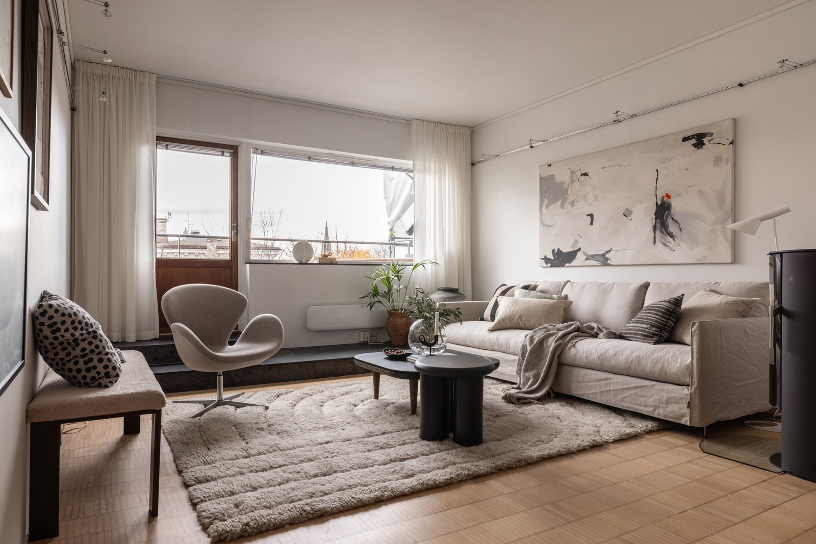 Stor stue med utgang syd-vestvendt takterrasse på 6 m². Galleribilde