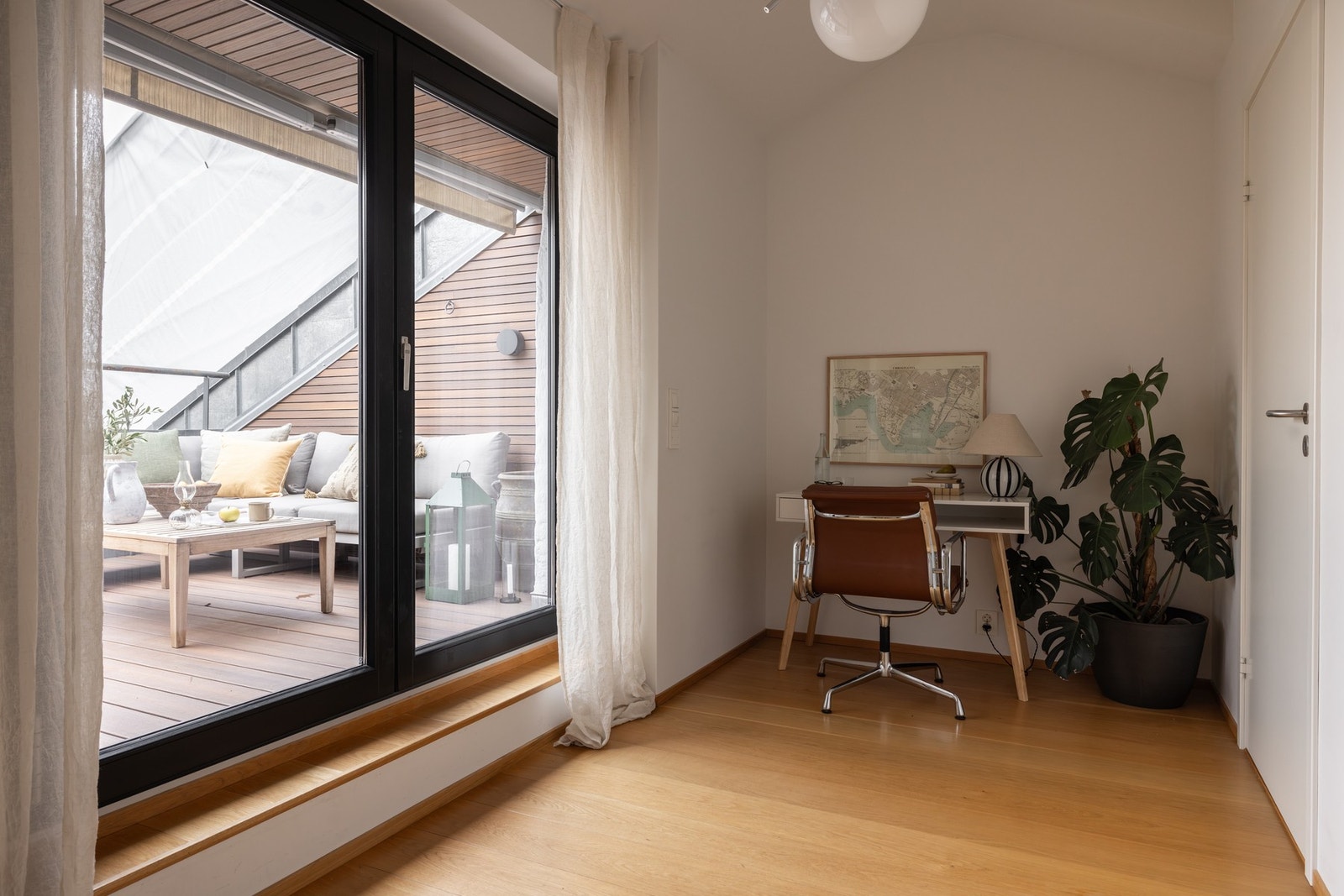 Smart og skjermet kontorplass oppe - adskilt fra stue og hovedetasje, ideelt for hjemmekontor. Galleribilde