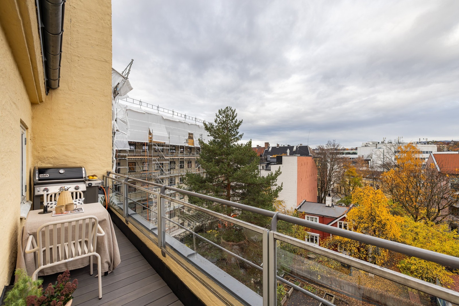 Utgang fra kjøkkenet til østvendt takterrasse på 7 m². Galleribilde