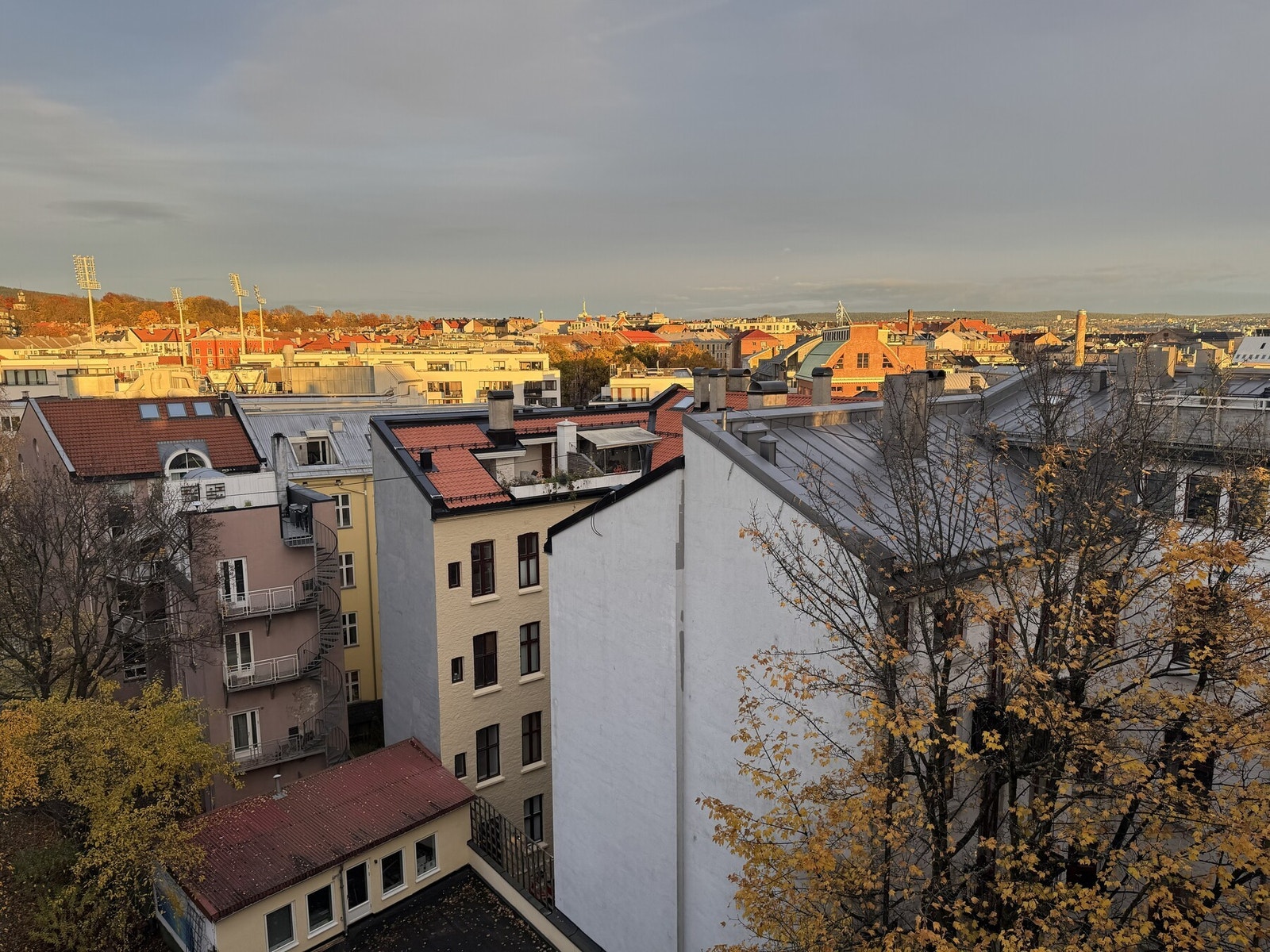 Utsyn fra bad og soverom i overetasjen. Galleribilde