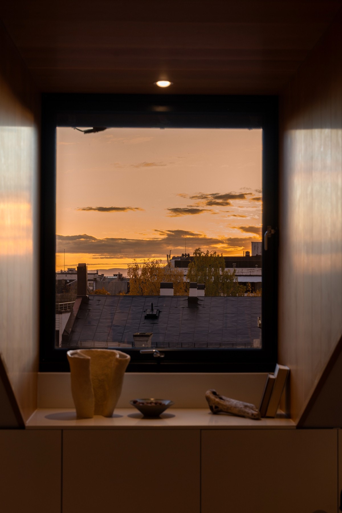 Møbelsnekkerbygget innredning i karnapper og endevegg gir både funksjon og særpreg.. Trekledningen i karnappene er inspirert av Colletts gate 21, rett ved Uranienborg kirke - en elegant referanse til nabolagets klassiske arkitektur. Galleribilde