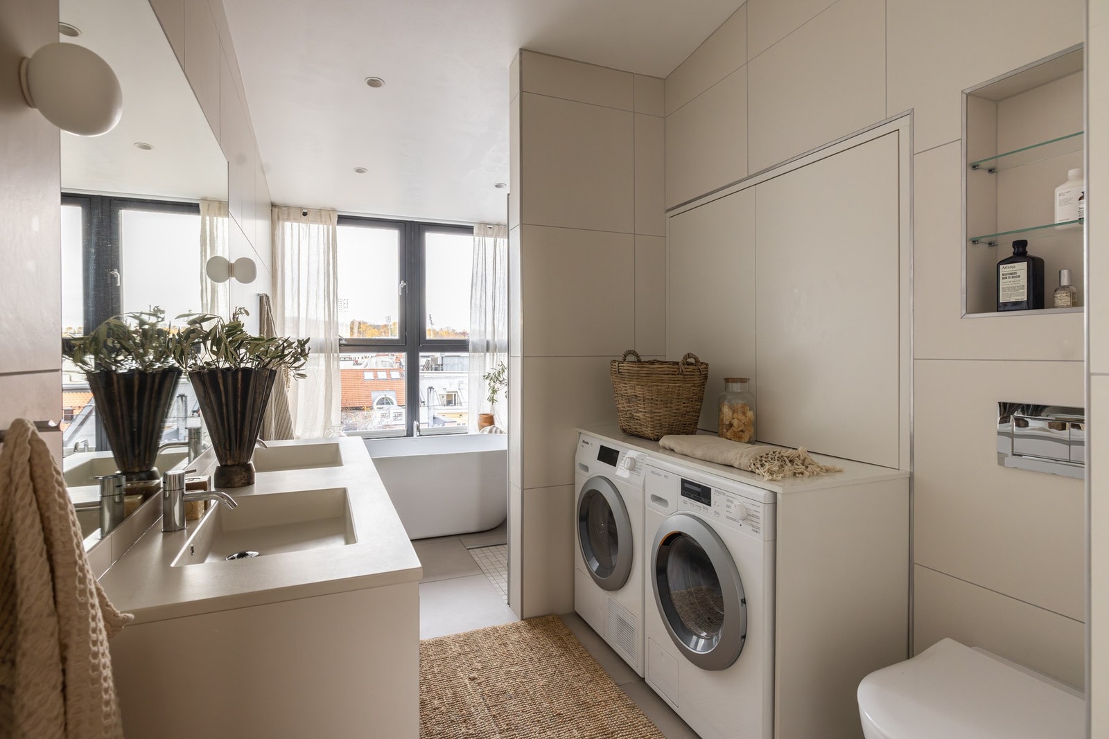 Nybygget bad fra 2017 med mulighet for å sitte i badekar og se utover taklandskapet mot Grefsenkollen, St. Hanshaugen og byen. FLOS Mini Glo Ball-belysning, Vola-armaturer og plassbygde plissegardiner fra Fasadeprodukter gir funksjon og eleganse. Galleribilde