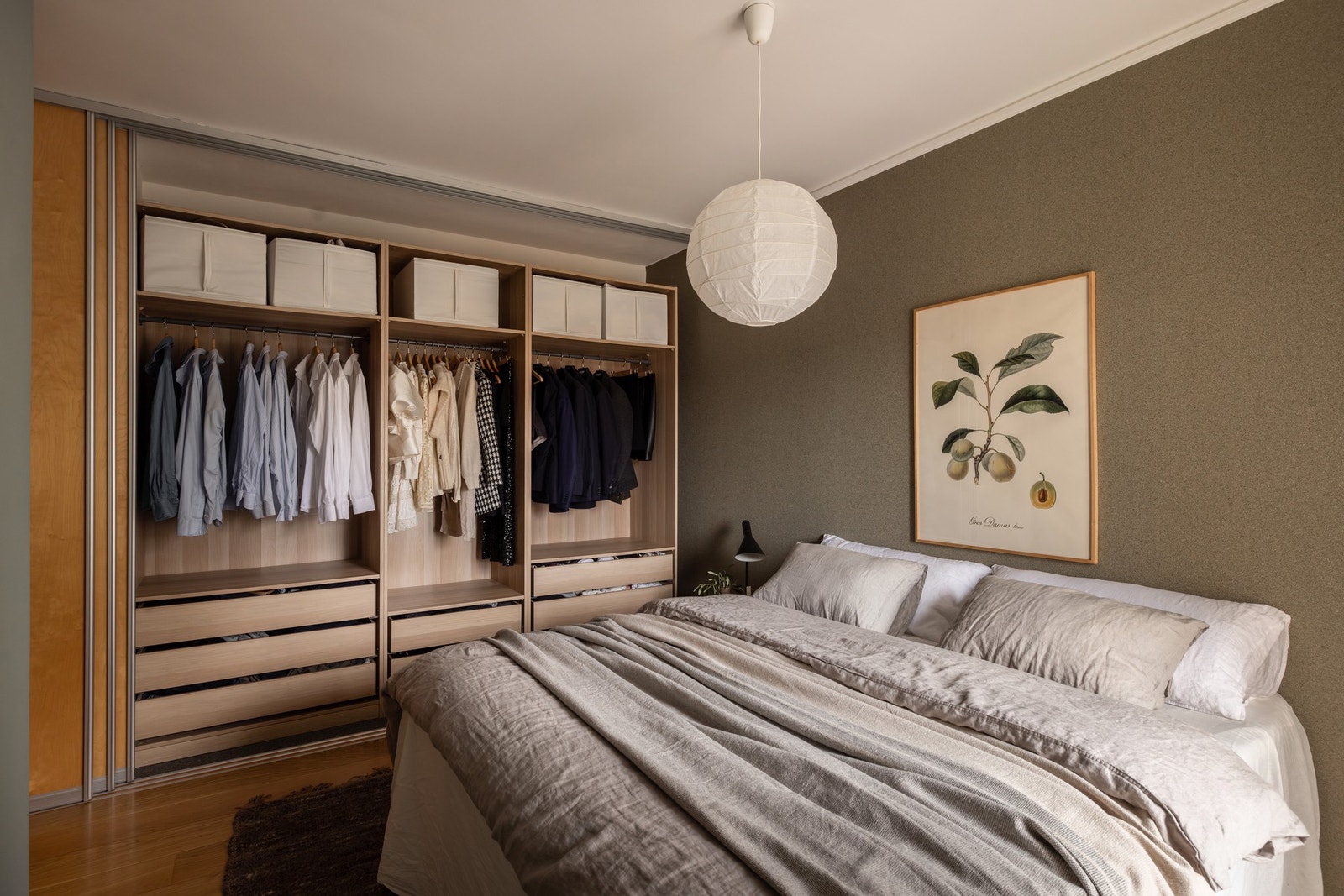 God plass til garderobe på hovedsoverom - dører fra gulv til tak gir mulighet for å lukke den helt Galleribilde