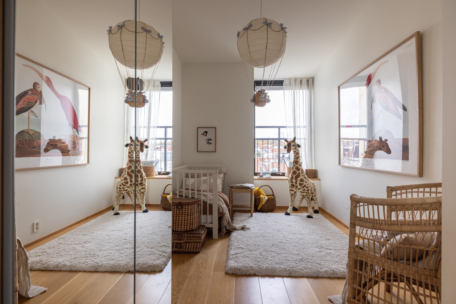 Soverom 3 på ca. 10 m² med fransk balkong og utsikt mot byen østover og sørøst. God plass og plissegardiner fra Fasadeprodukter for mørke og svale netter. Galleribilde