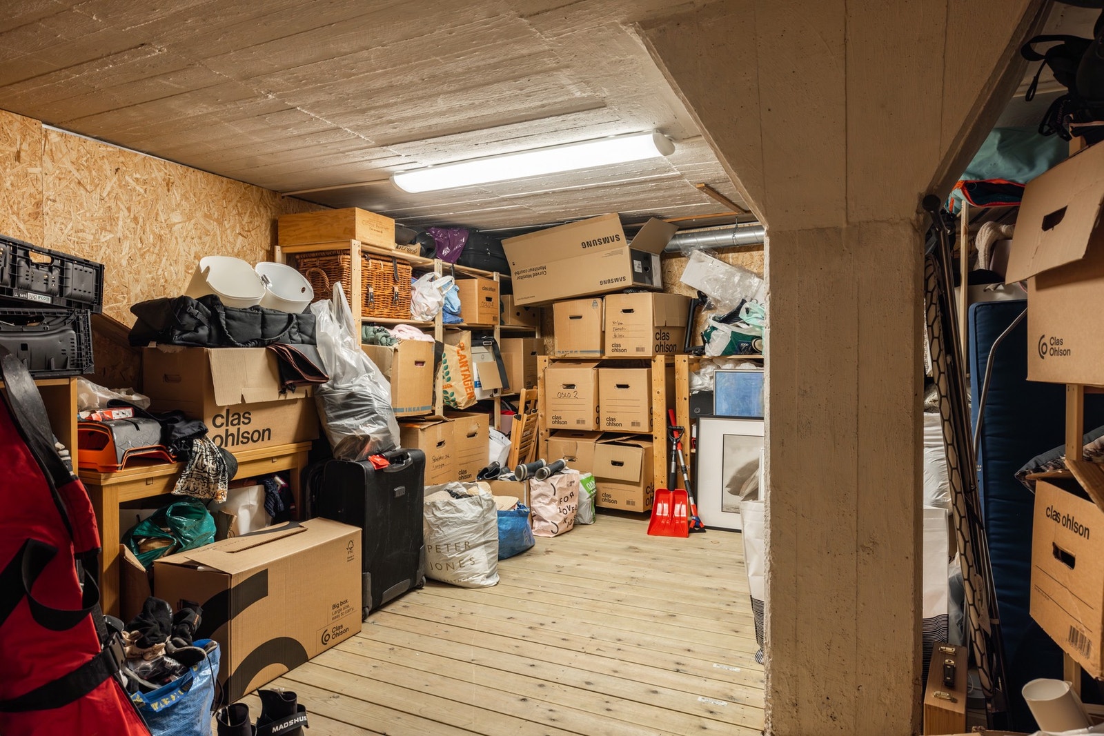 Boder fra 2017 med balansert ventilasjon og lufttørker. Stor bod på 17 m² og to mindre boder på 2 m² gir trygg og tørr lagringsplass. Galleribilde