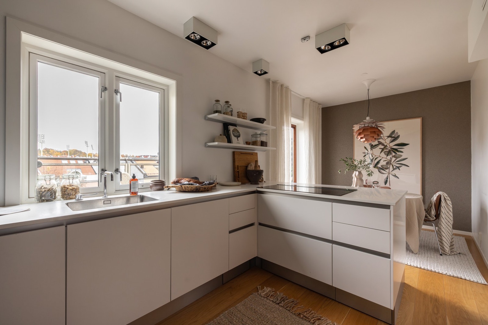 Arkitekttegnet kjøkken fra 2017, med integrerte Miele-produkter i toppklasse. To ovner - én med dampfunksjon og én med mikrobølge - gir en fleksibel og moderne kjøkkenløsning. God plass til spiseplass. Galleribilde