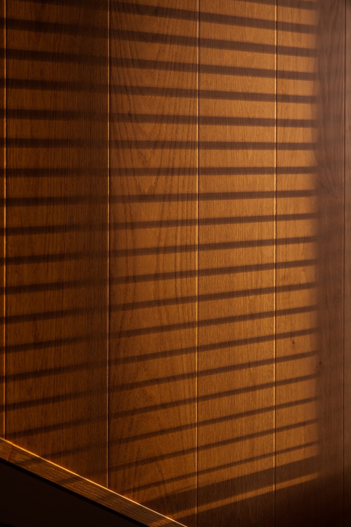 Møbelsnekkerbygget innredning i karnapper og endevegg gir både funksjon og særpreg. De innfelte hyllene i vinduskarmer fungerer som små sitteplasser - perfekt sted å nyte utsikten over byen. Galleribilde