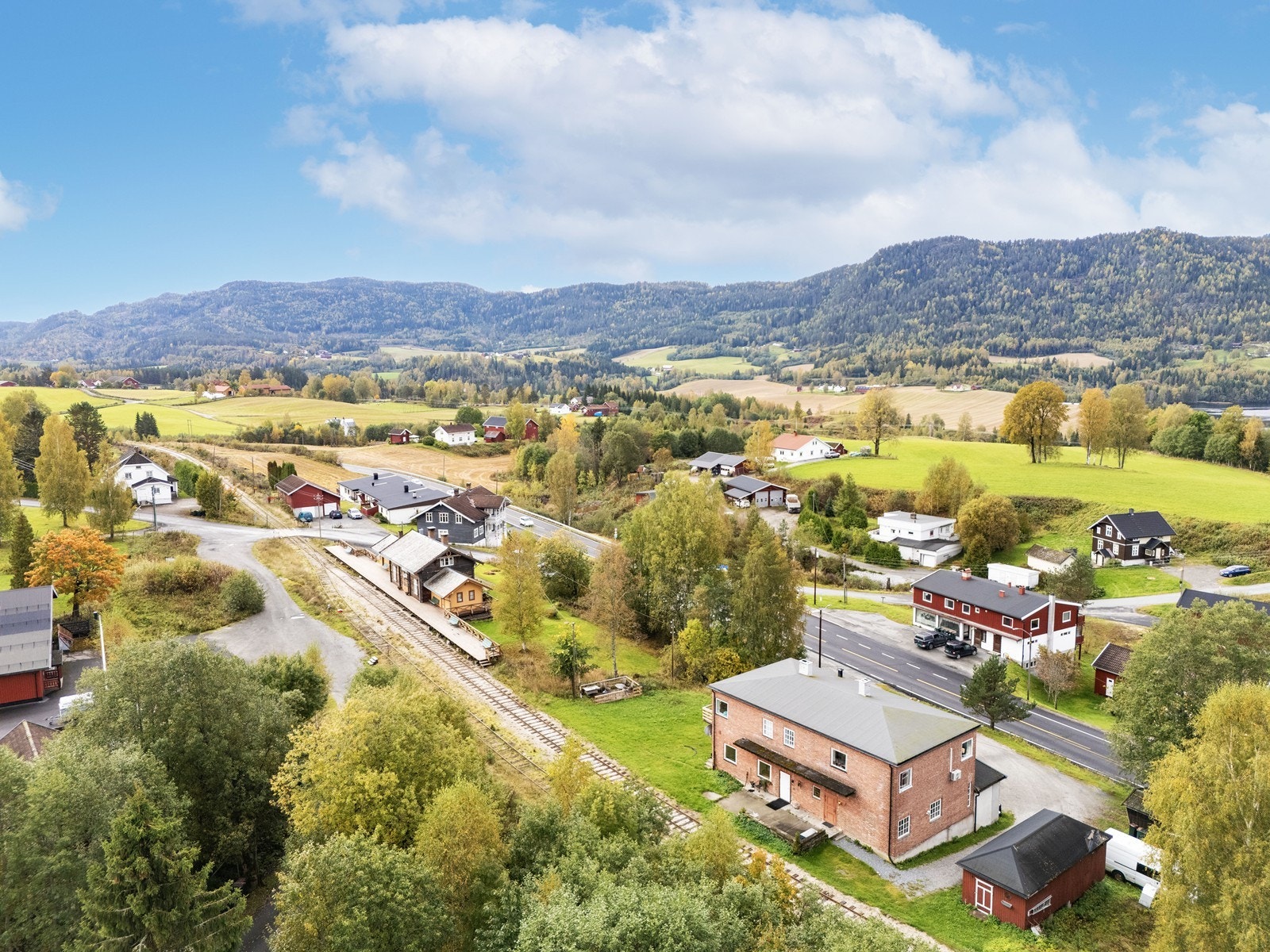 Avstand til Vikersund sentrum med skoler, butikker og servicetilbud er ca. 12 km. Vestvendt beliggenhet med normalt bra solforhold. Galleribilde