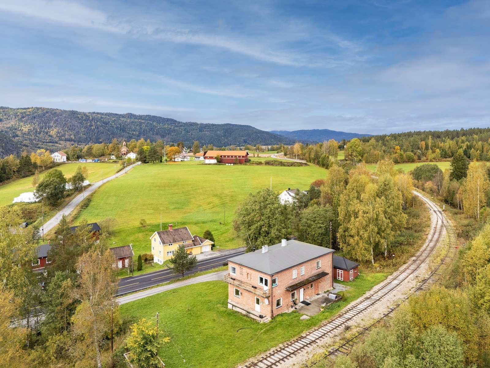 Eiendommen ligger langs museumsbanen Krøderbanen på Snarum nord i Modum kommune. Galleribilde